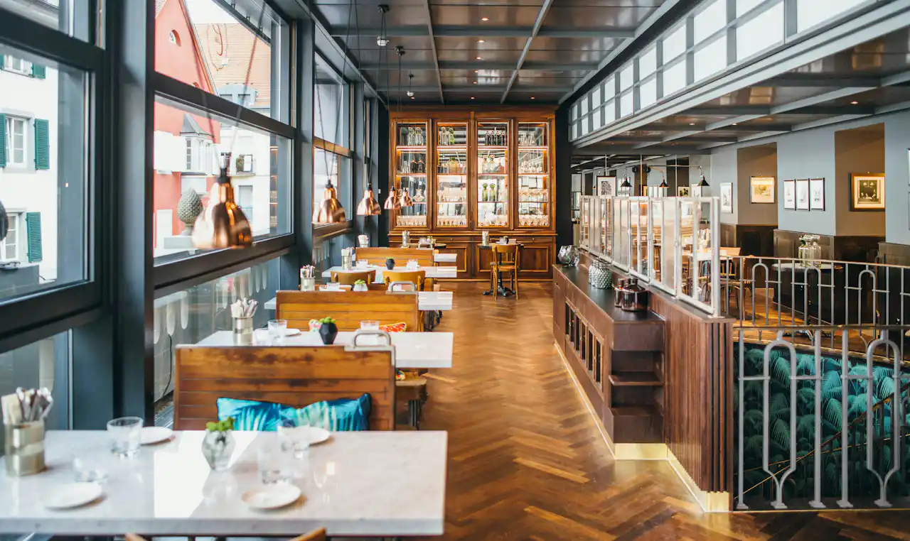 Innenraum des Gourmet Restaurants Brasserie Colette Tim Raue in Konstanz