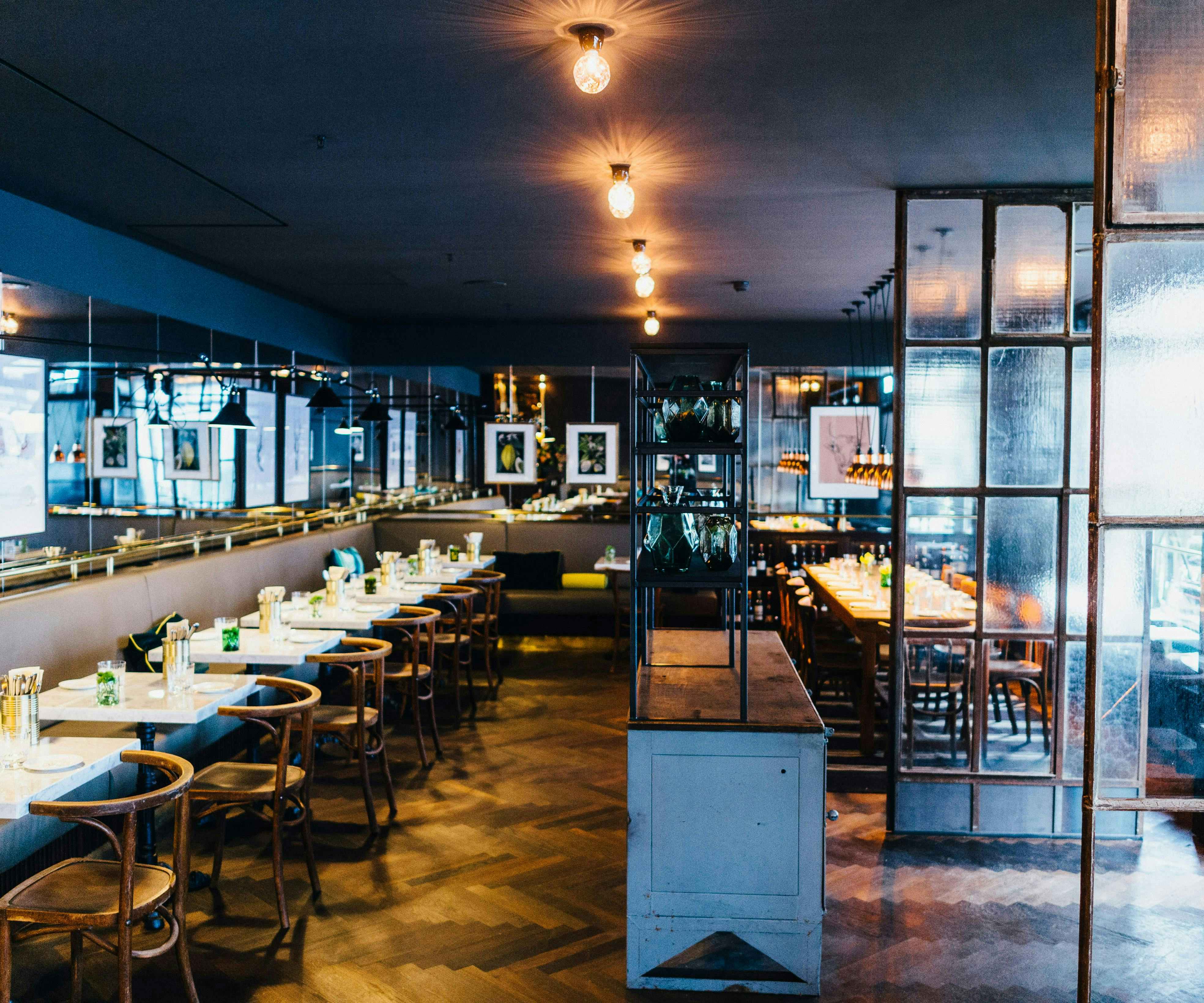 Mittagstisch in Berlin im gemütlichen Gastraum der Brasserie Colette