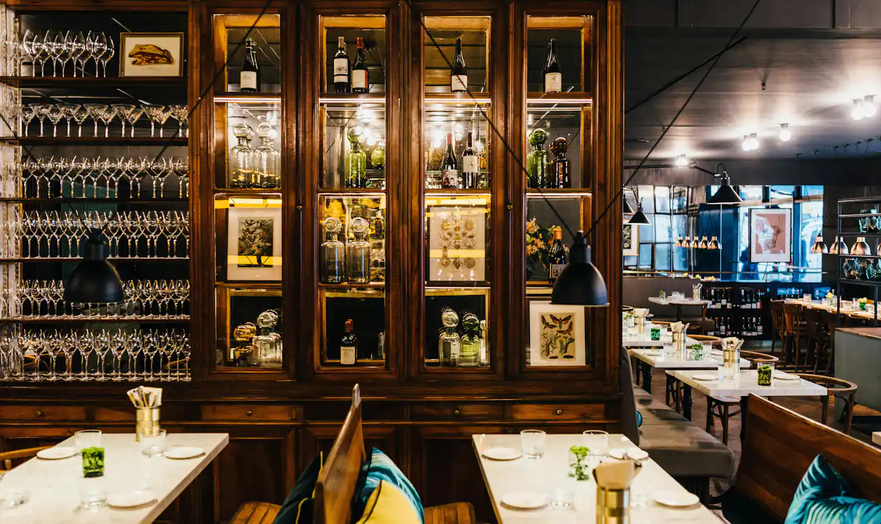 Blick in die Brasserie Colette Tim Raue Berlin - der ideale Ort für ein Abendessen in Berlin