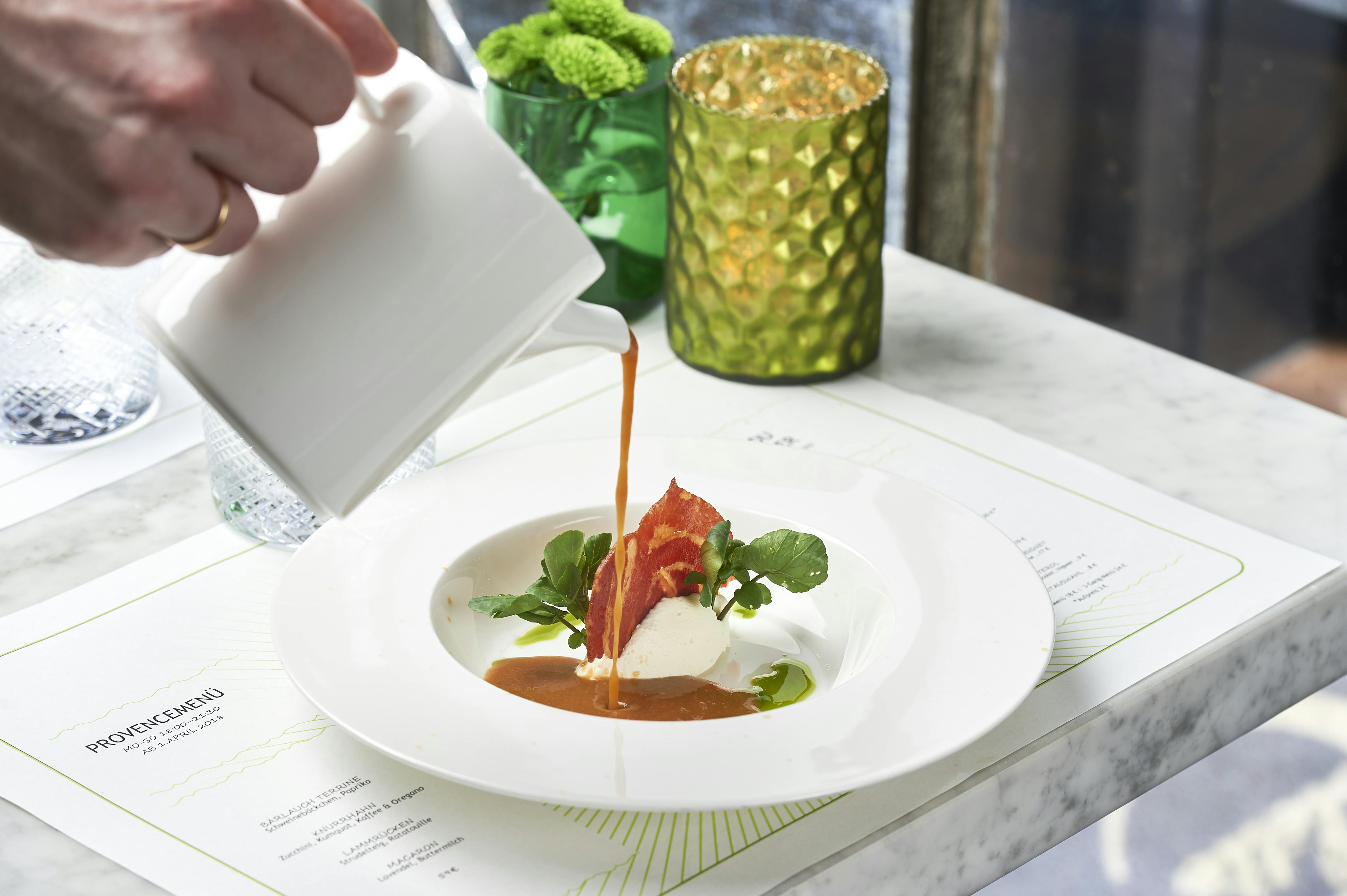 Speise wird soeben angerichtet: Linsensuppe mit Speck und Brunnenkresse