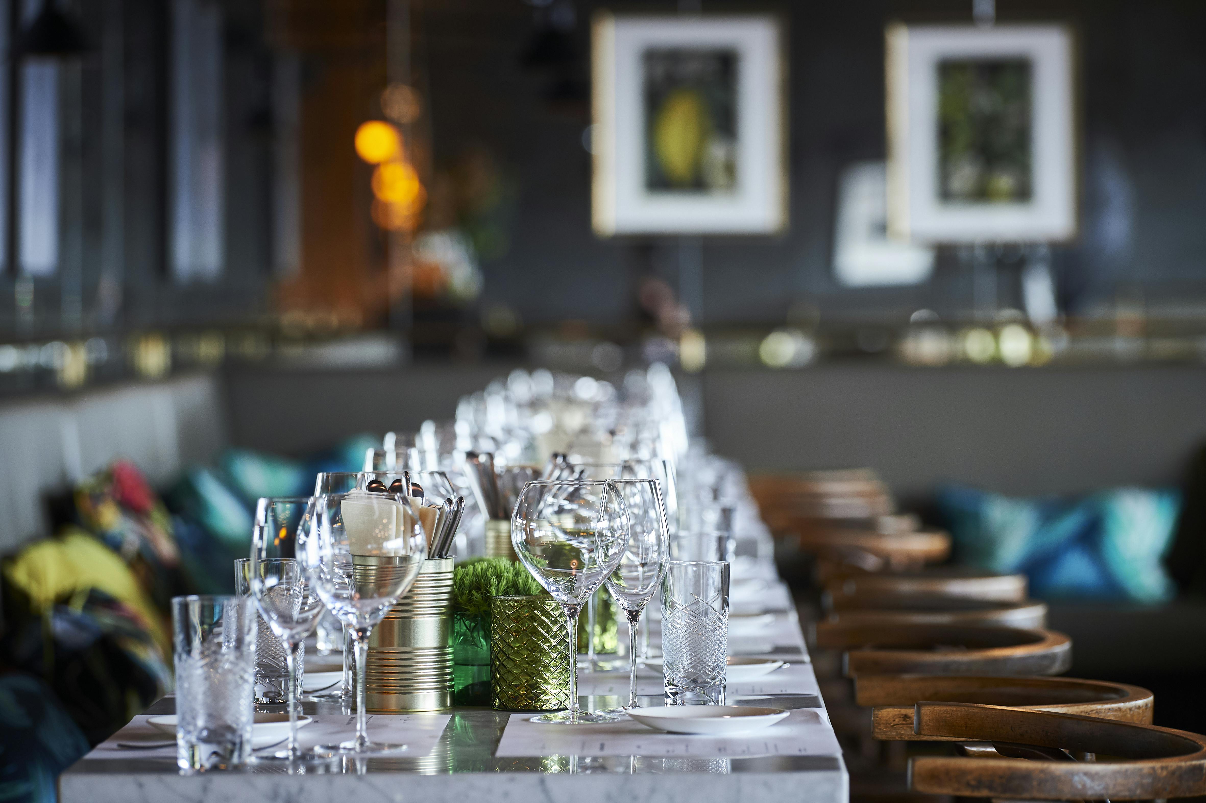 Eventlocation in München - eingedeckte Tafel in der Brasserie Colette München
