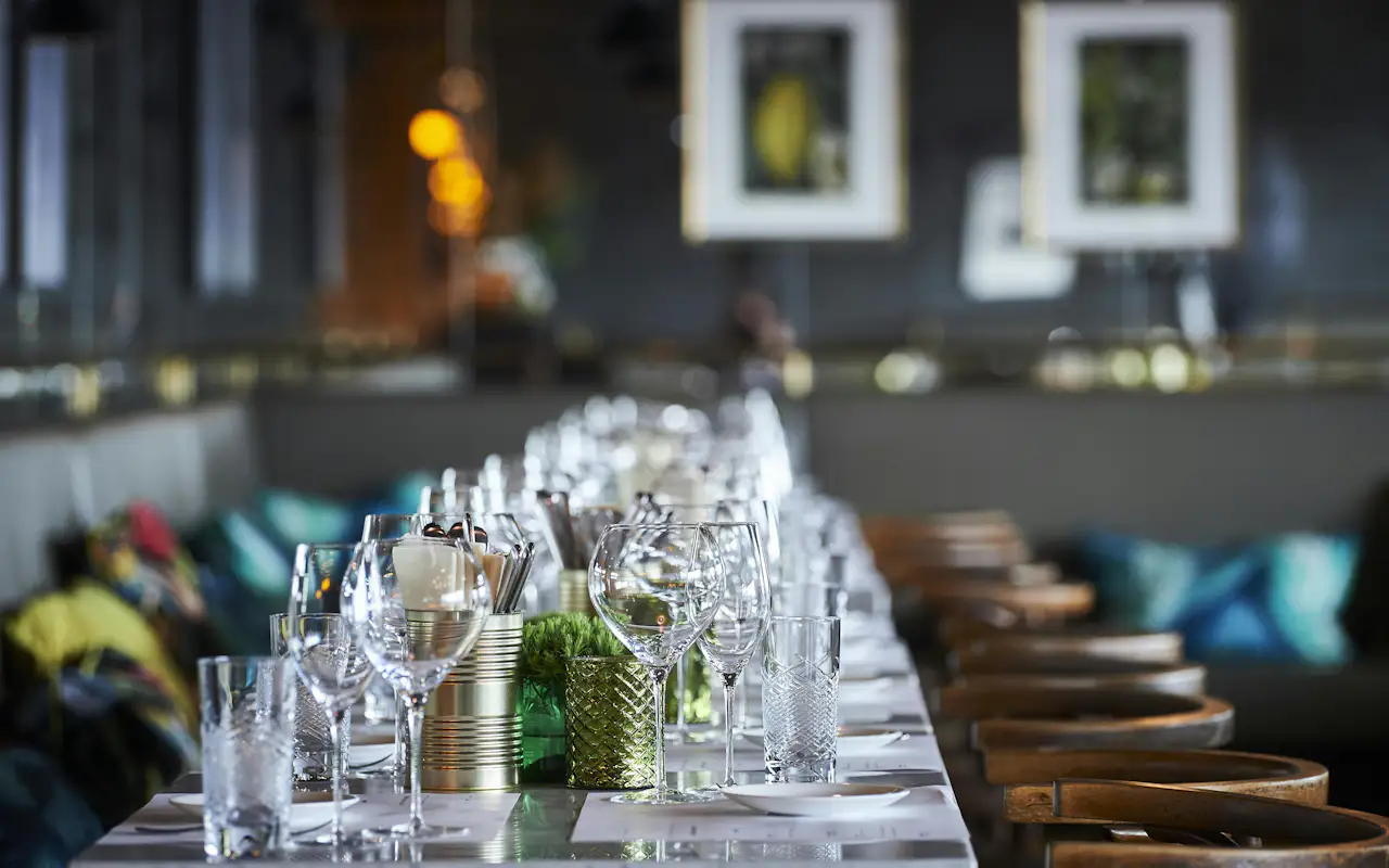 Eingedeckte lange Tafel in der Brasserie Colette.