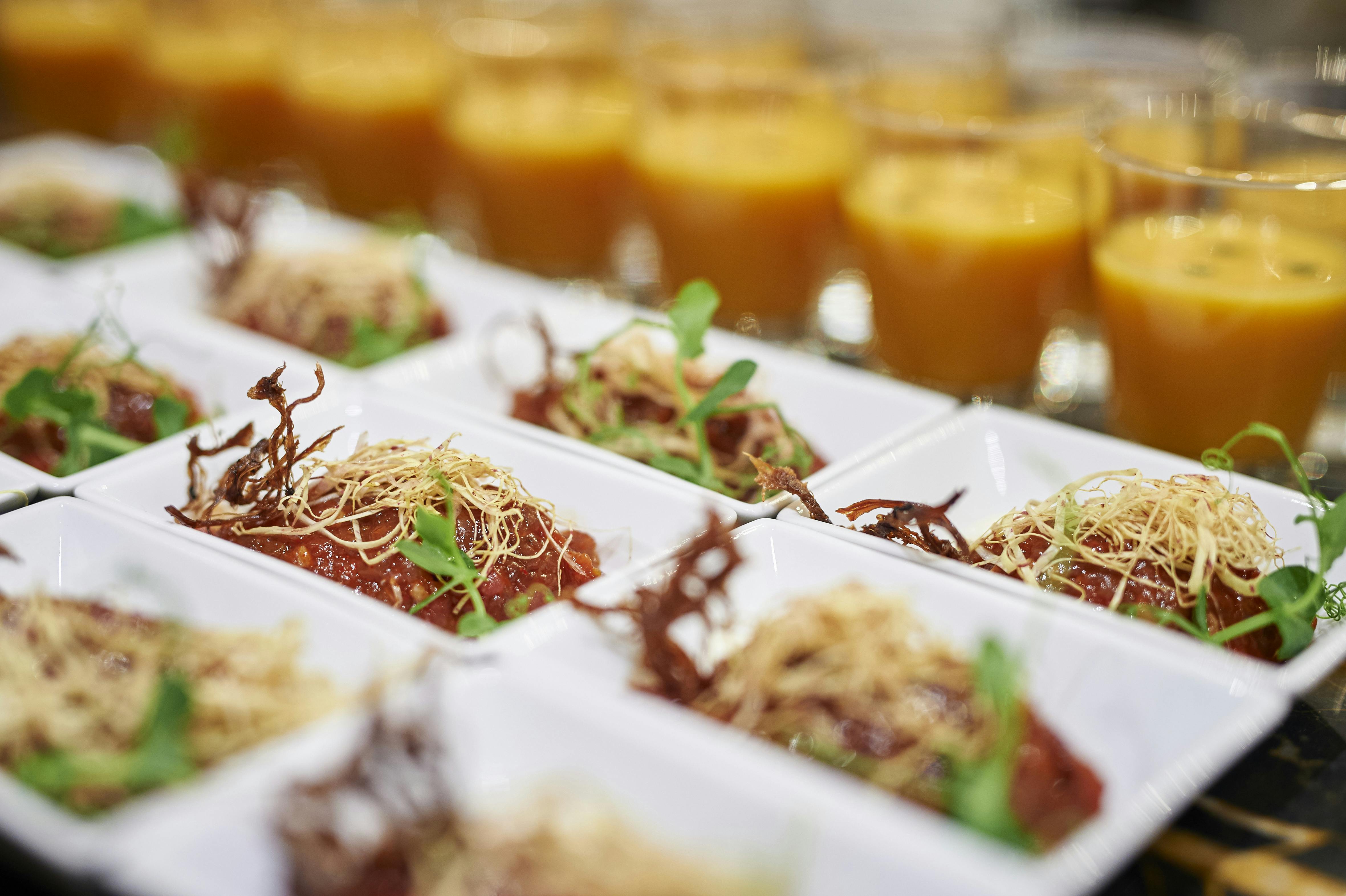 Verschiedene Häppchen bei einem Catering-Event.