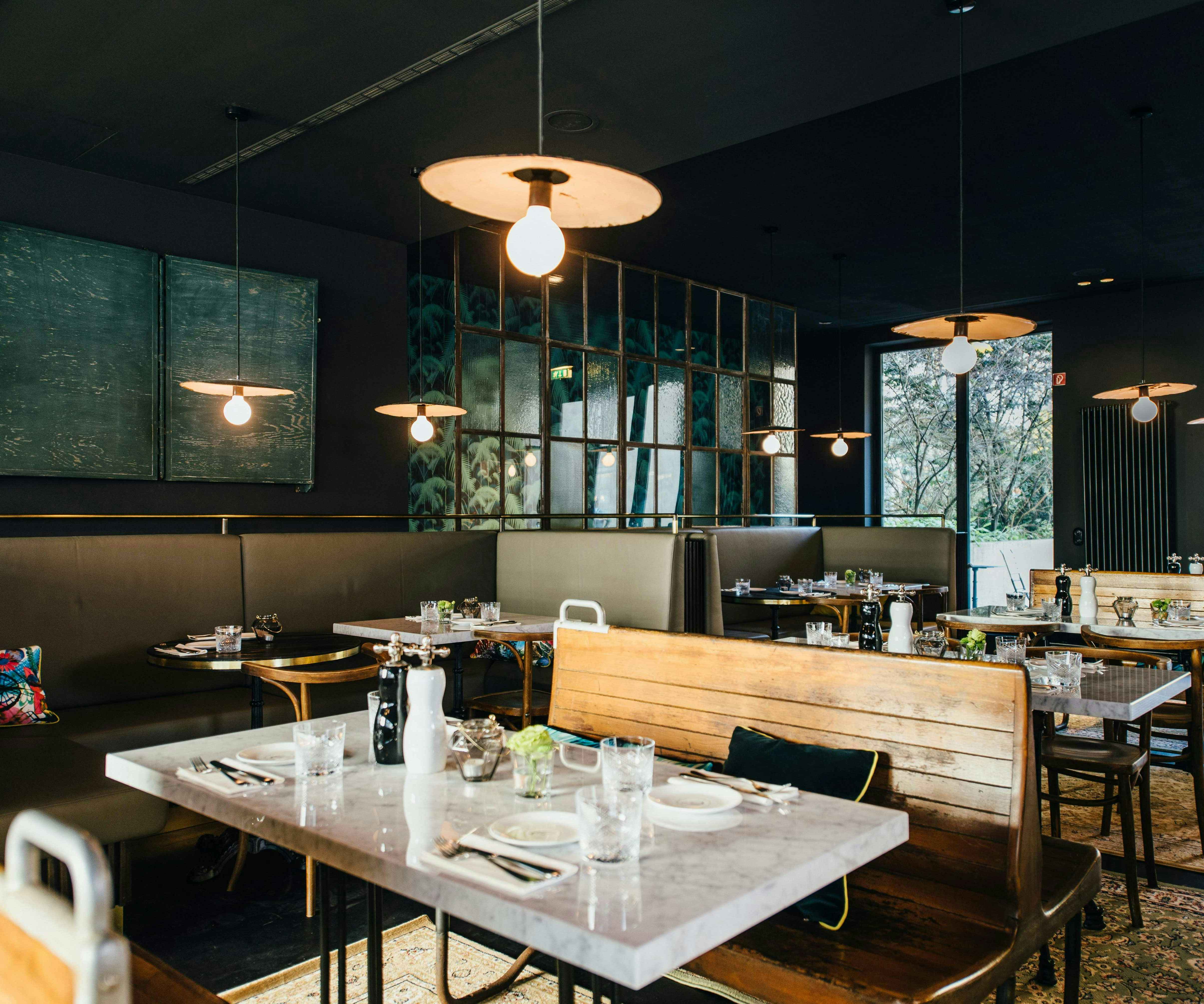 Restaurant mit gehobener Küche in München - Blick in den Innenraum der Brasserie Colette Tim Raue