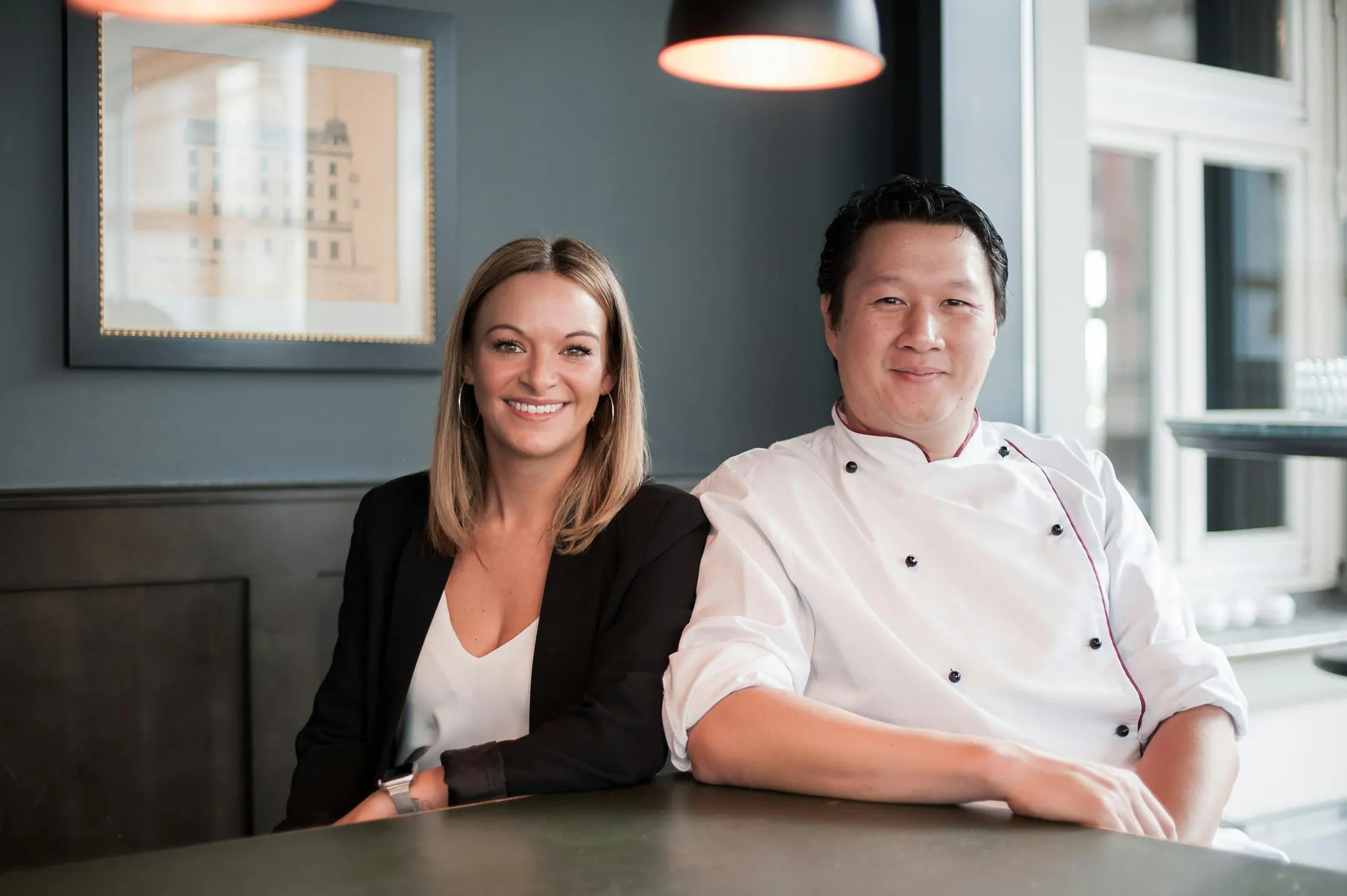 Jasmin Weber mit Küchenchef Van Hung Nguyen im Gastraum der Brasserie Colette Konstanz
