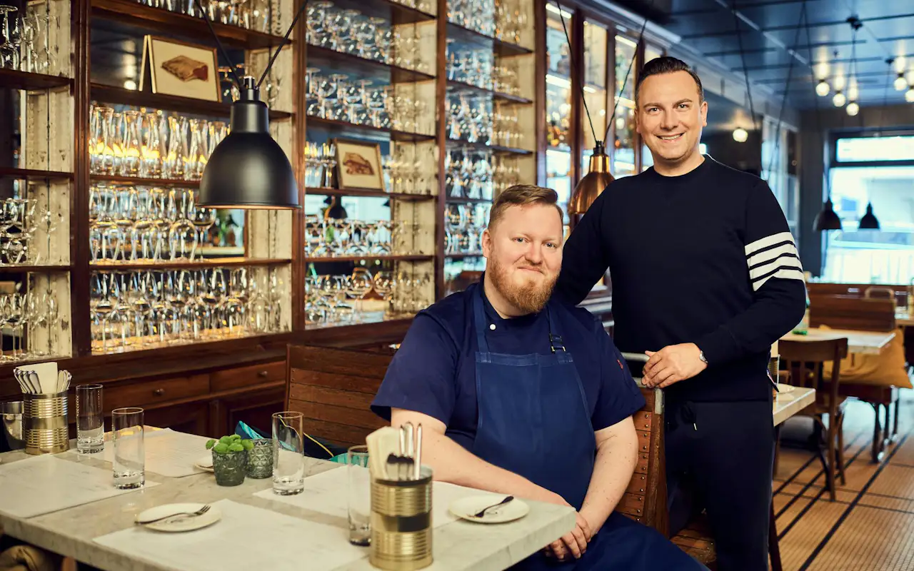 Tim Raue mit Küchendirektor Dominik Obermeier im Gastraum der Brasserie Colette.