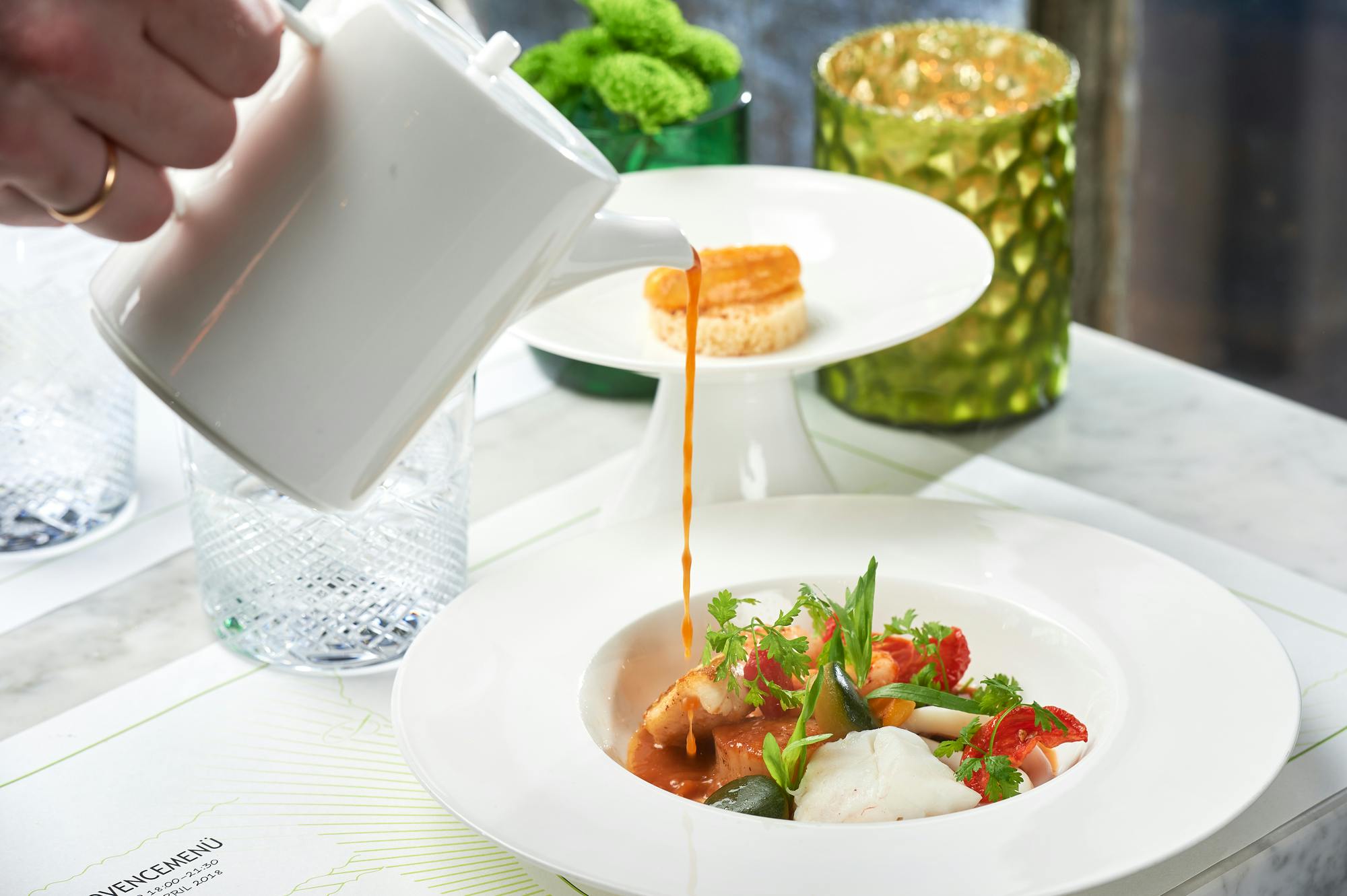 Frische Bouillabaisse - aromatischer Einstieg ins Abendessen in München bei der Brasserie Colette Tim Raue