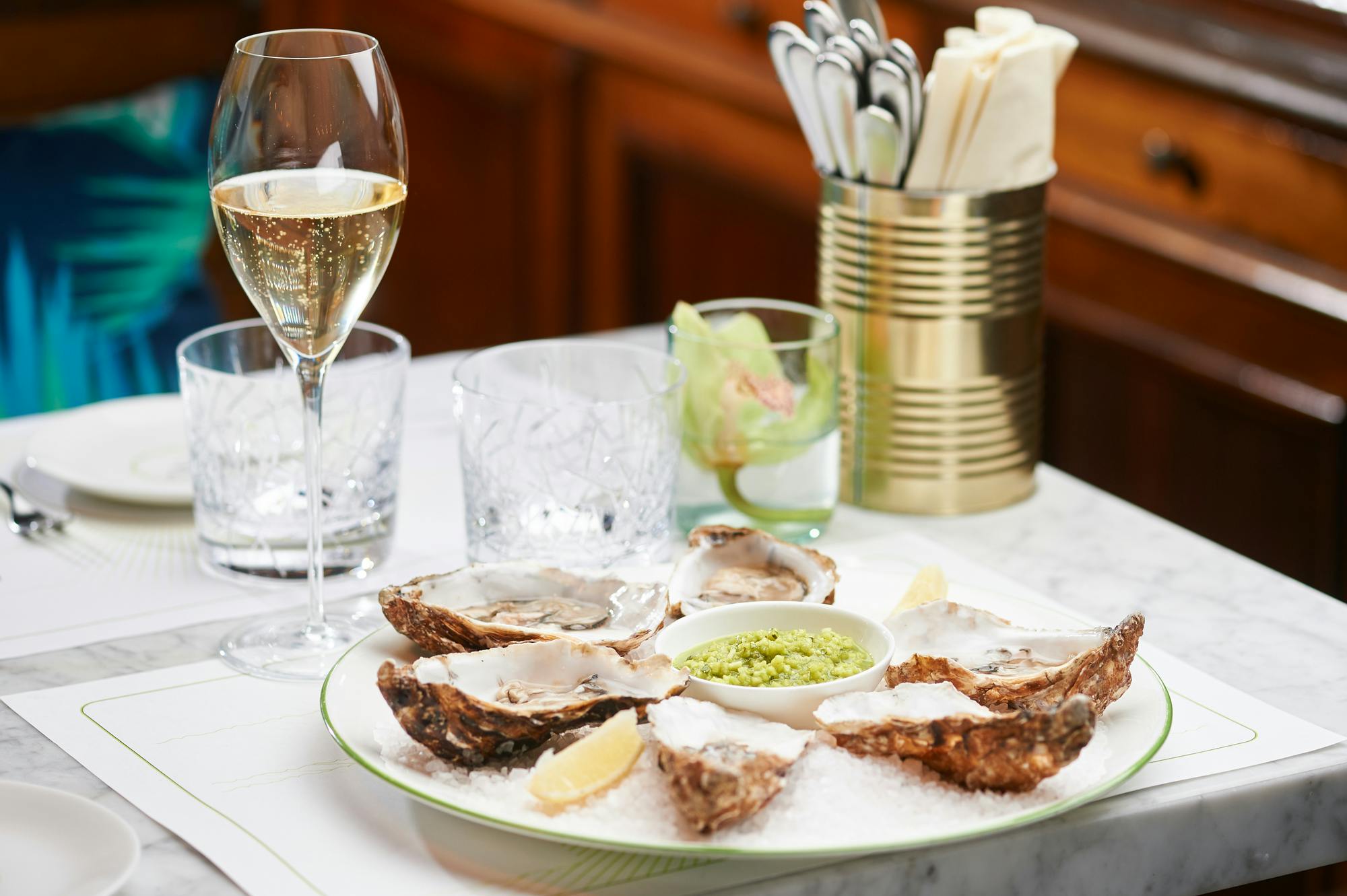 Austern und Champagner - ein beliebtes Duo in der Brasserie Colette Tim Raue