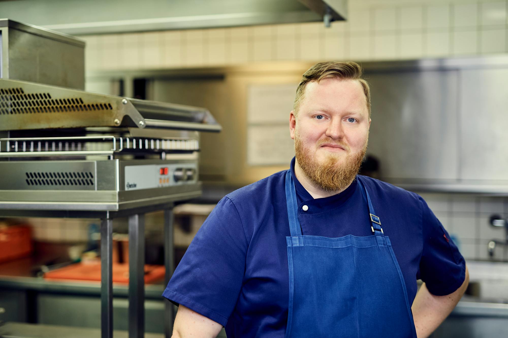 Küchendirektor Dominik Obermeier berichtet in der Küche über die Brasserie Colette Tim Raue als Arbeitgeber