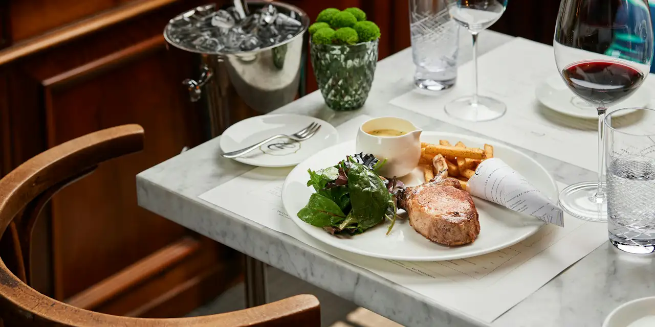 Klassische Steak Frites zum Abendessen in Berlin