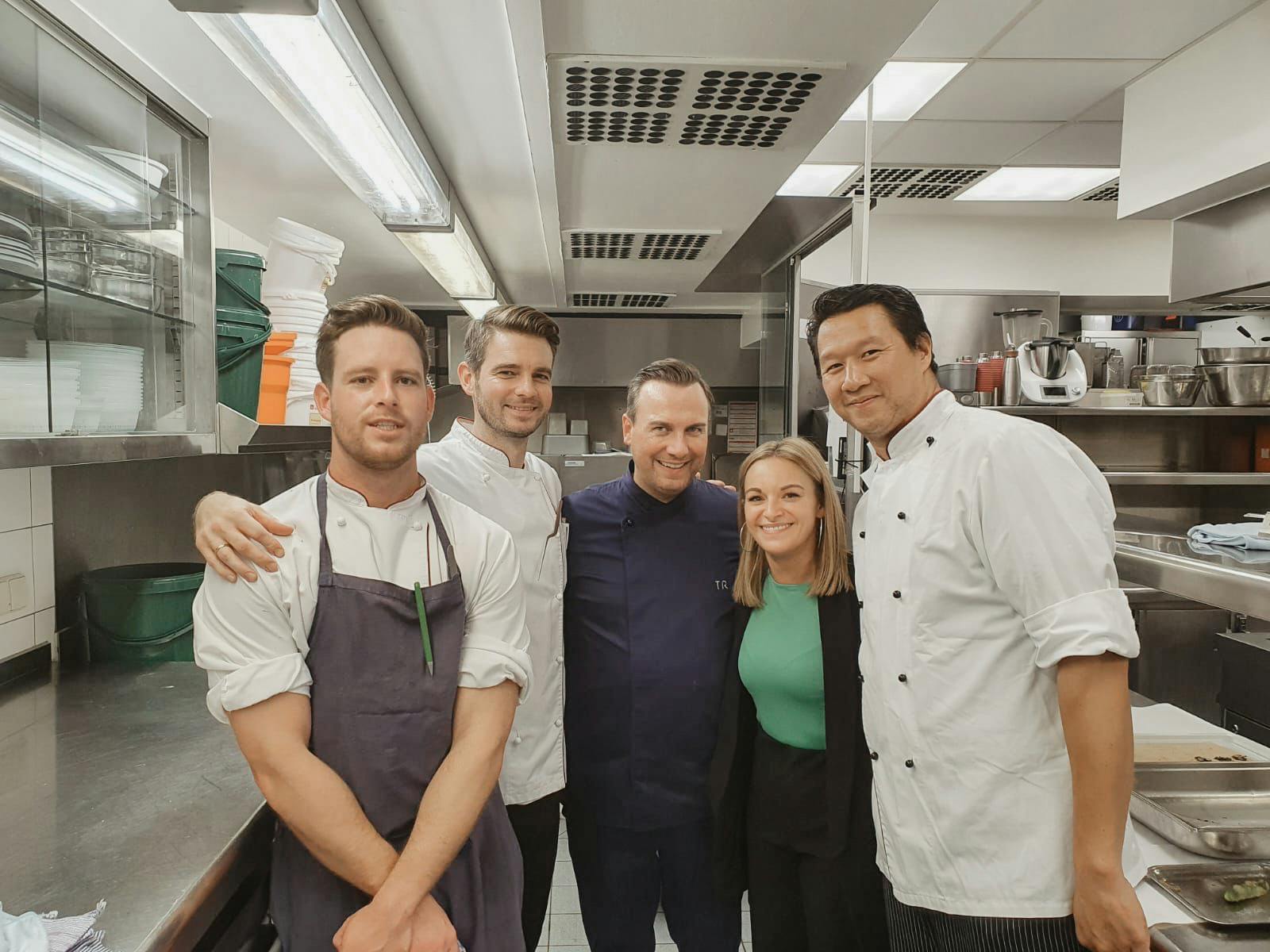 Küchenteam der Brasserie Colette mit Tim Raue in der Küche