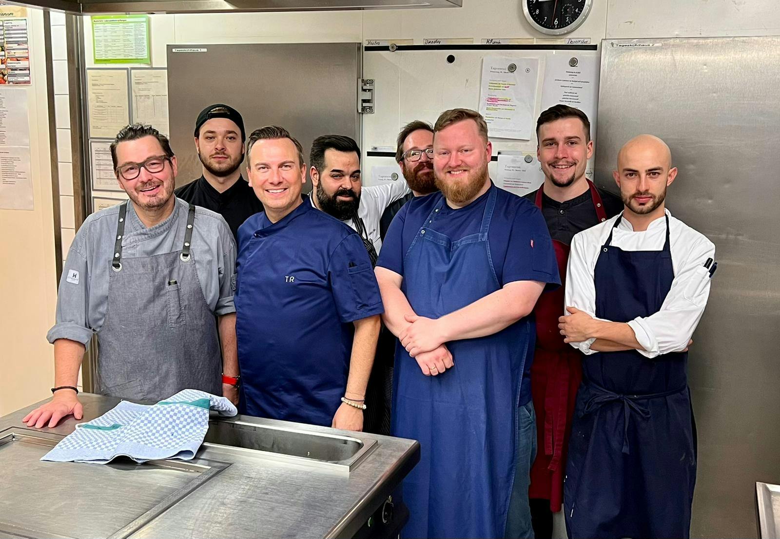 Tim Raue mit Küchenteam der Brasserie Colette in der Küche