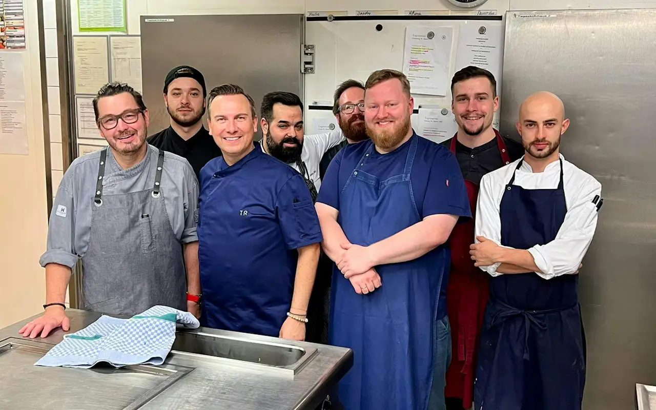 Tim Raue mit Küchenteam der Brasserie Colette in der Küche