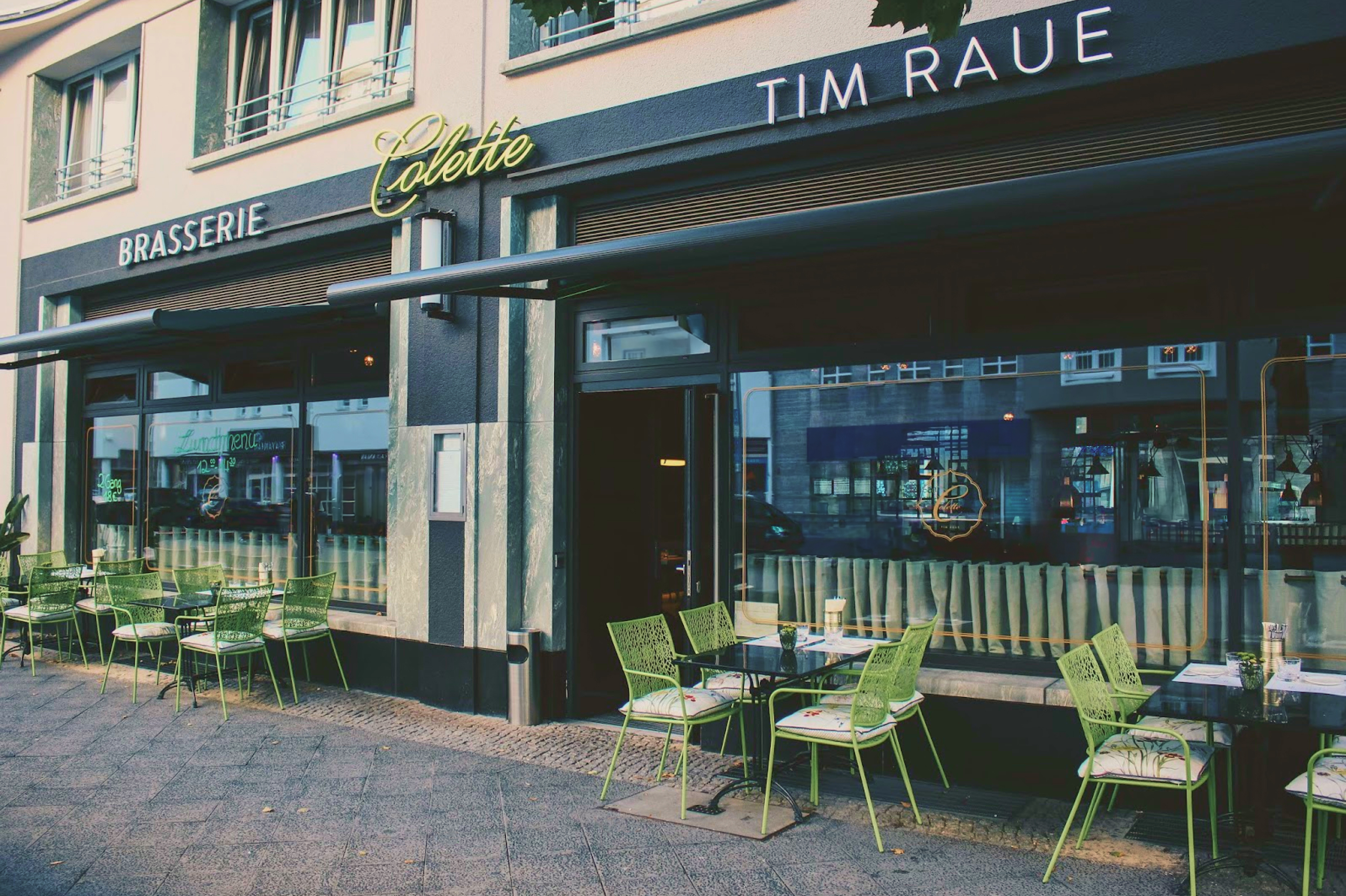 Elegante Restaurant Außenansicht Direkt vis à vis des KaDeWe – die Brasserie Colette Tim Raue Berlin.