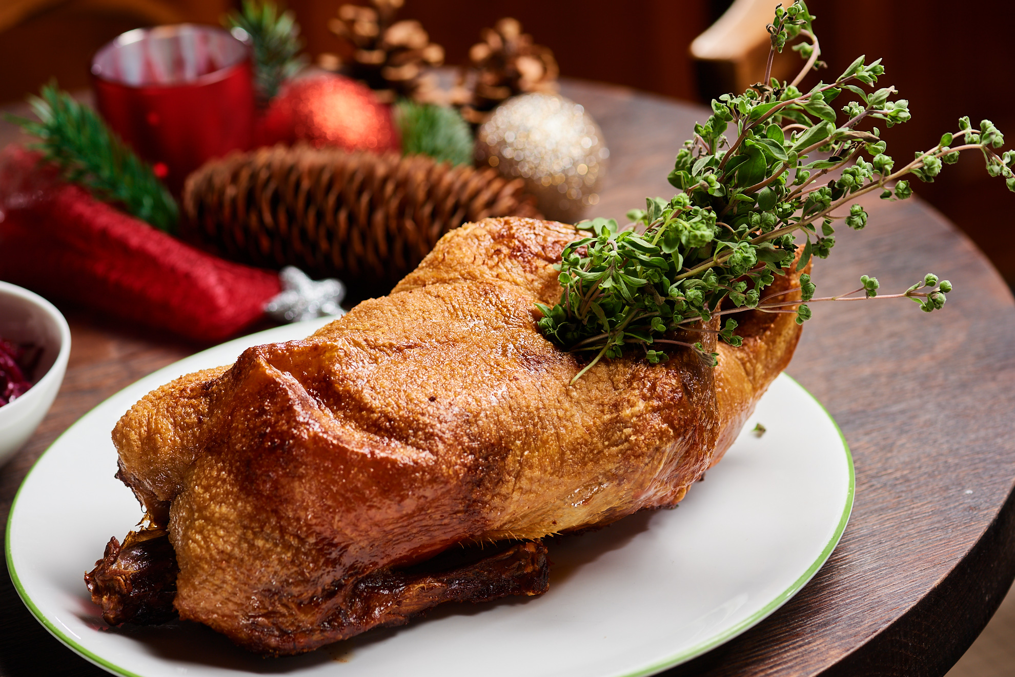 Weihnachtsente auf Teller mit Beifuß