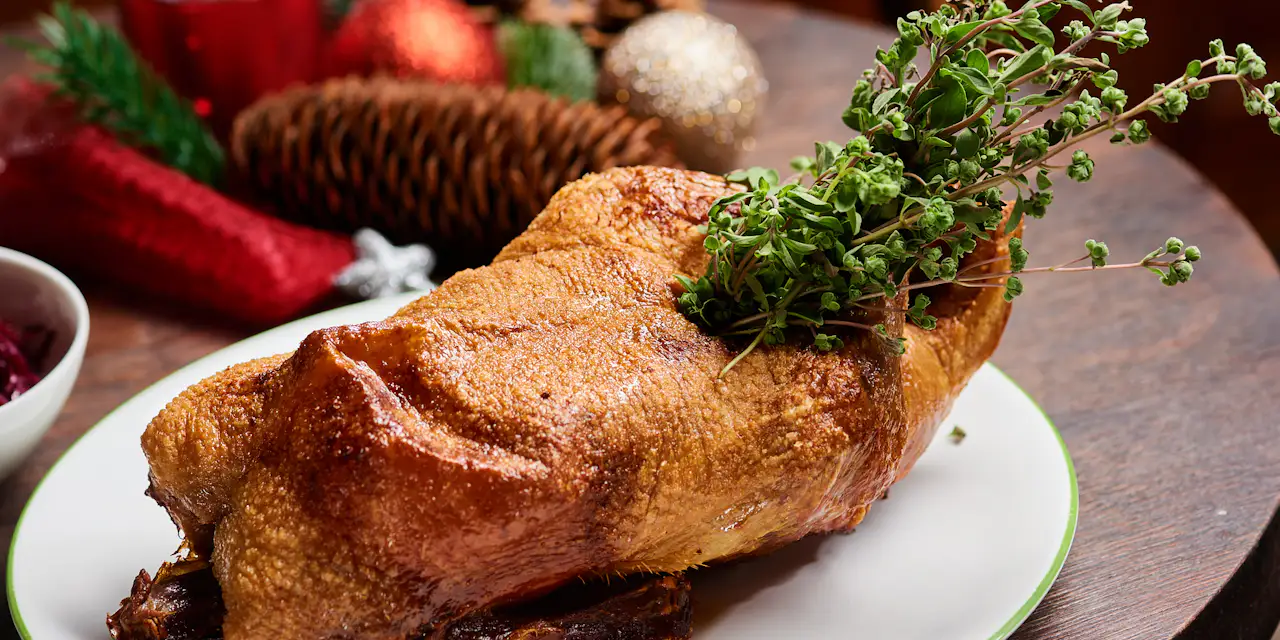 Weihnachtsente auf Teller mit Beifuß