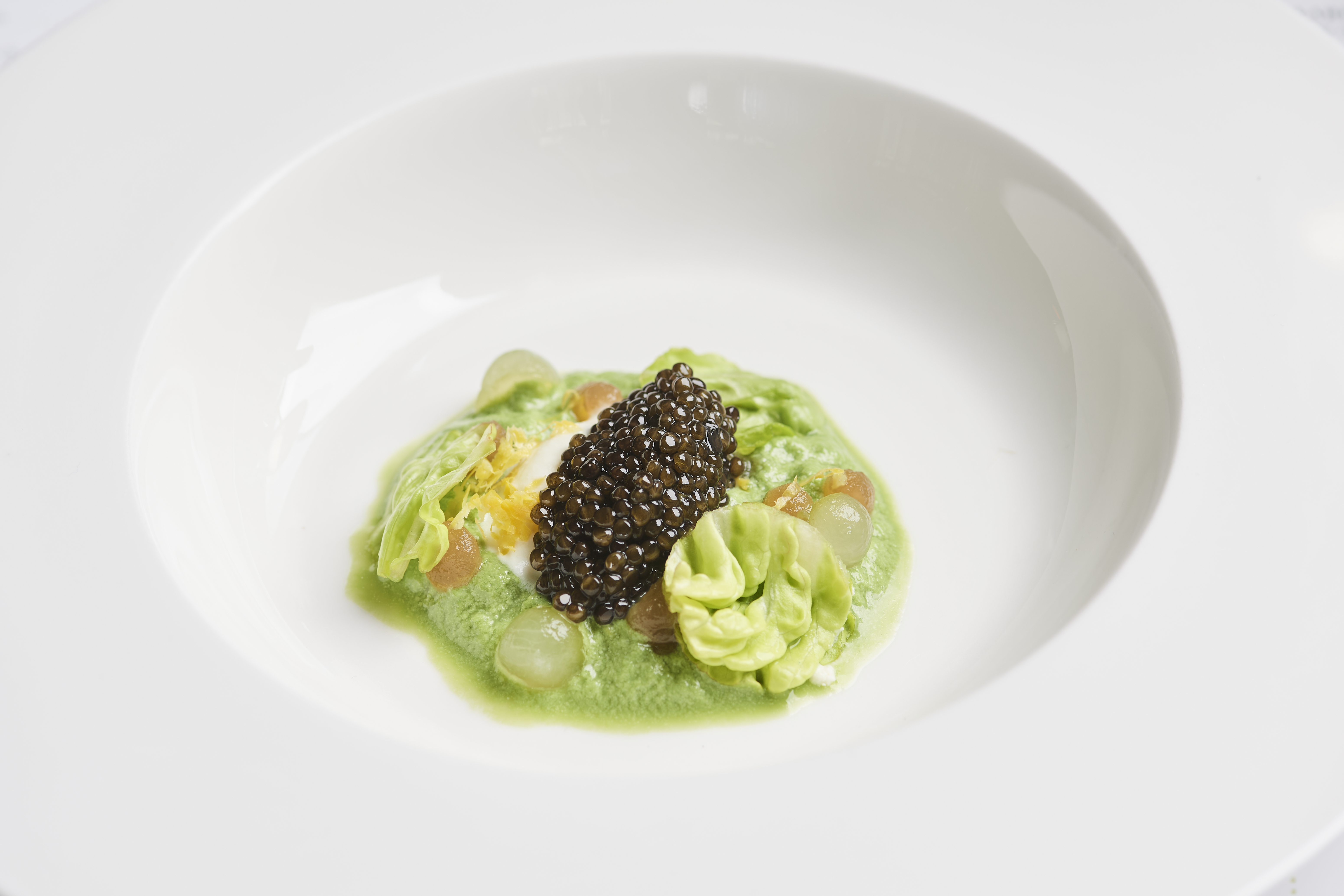 Porzellanteller mit einer Vorspeise in der Brasserie Colette