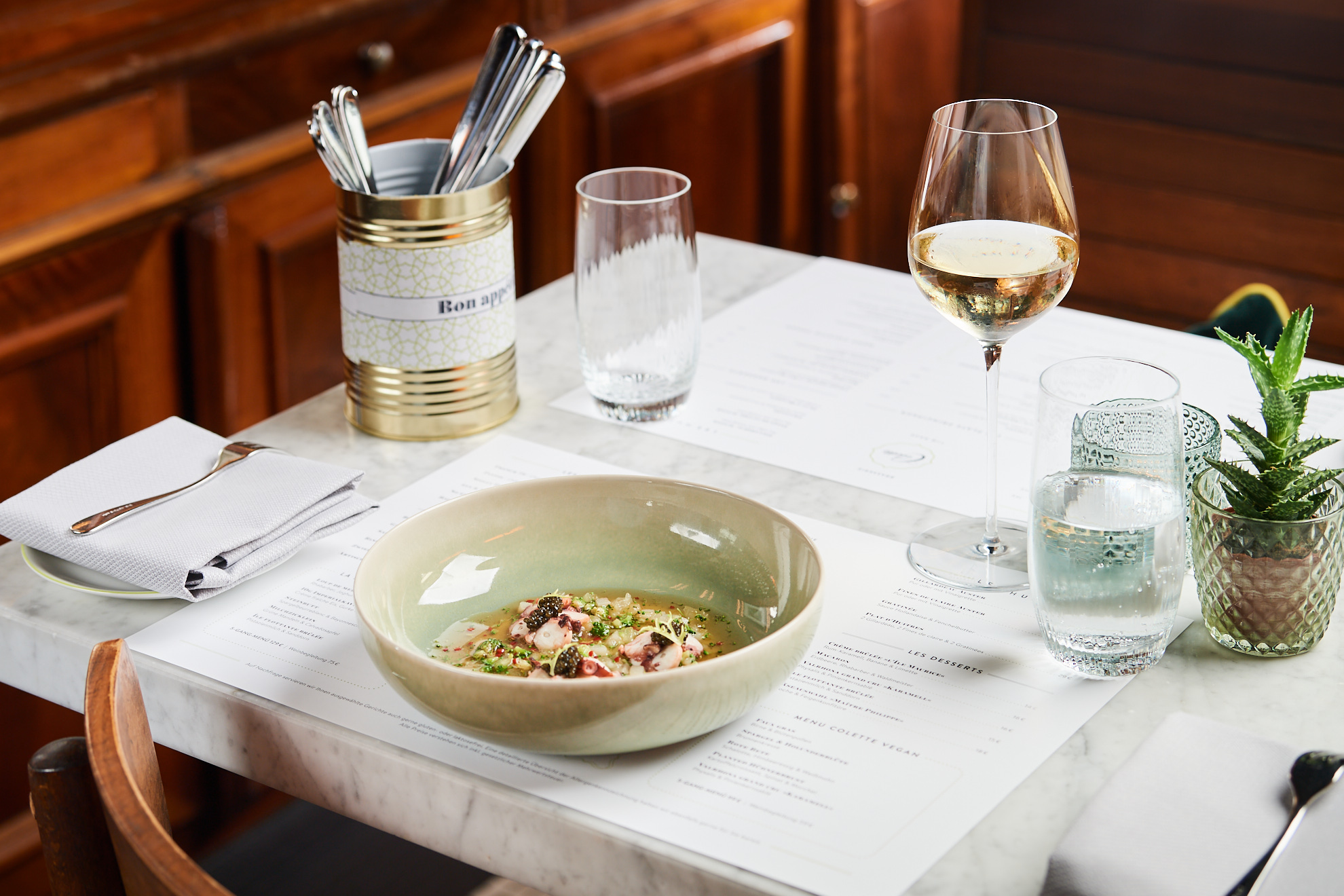 Gedeckter Tisch in der Brasserie Colette