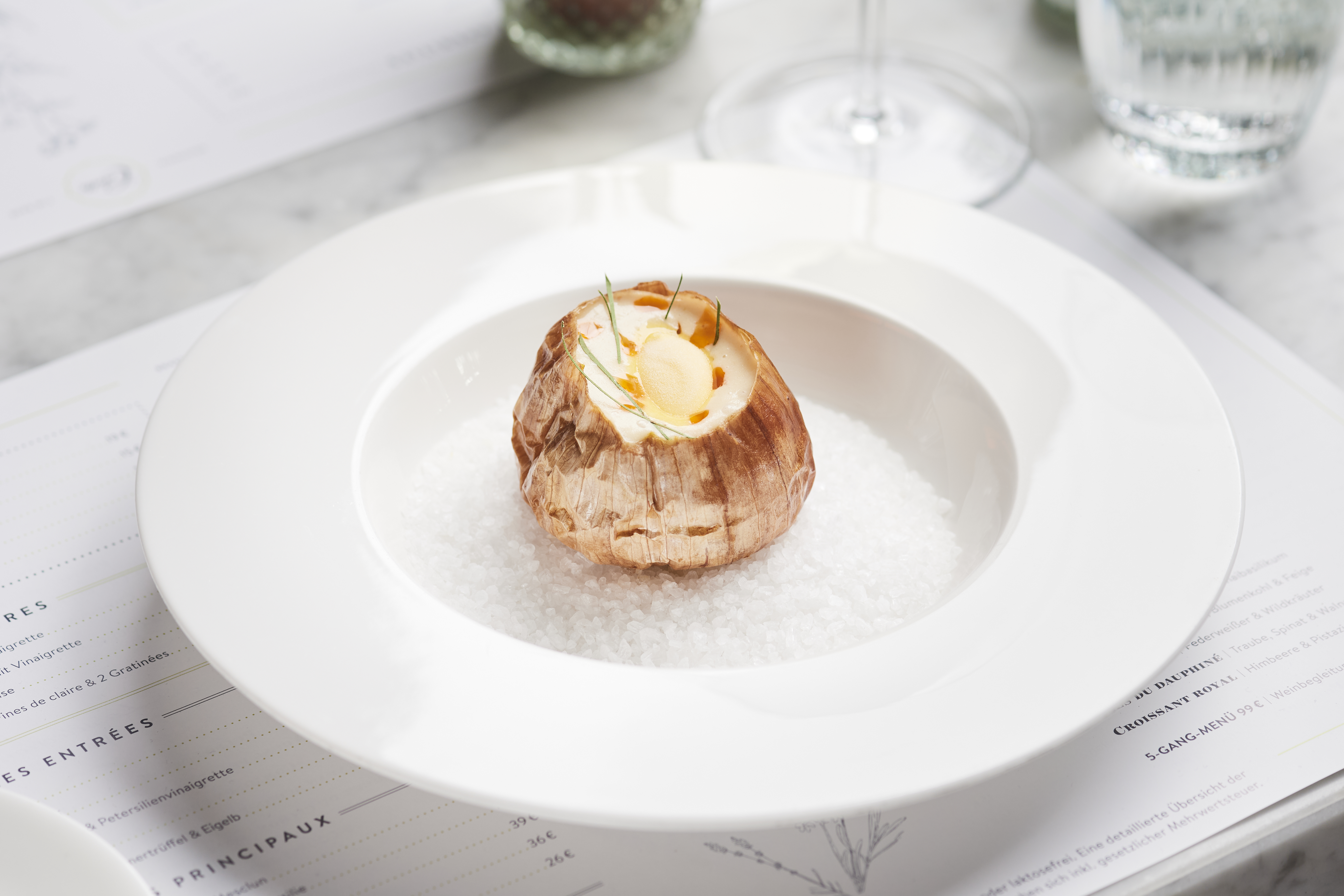 Porzellanteller mit einem Dessert in der Brasserie Colette