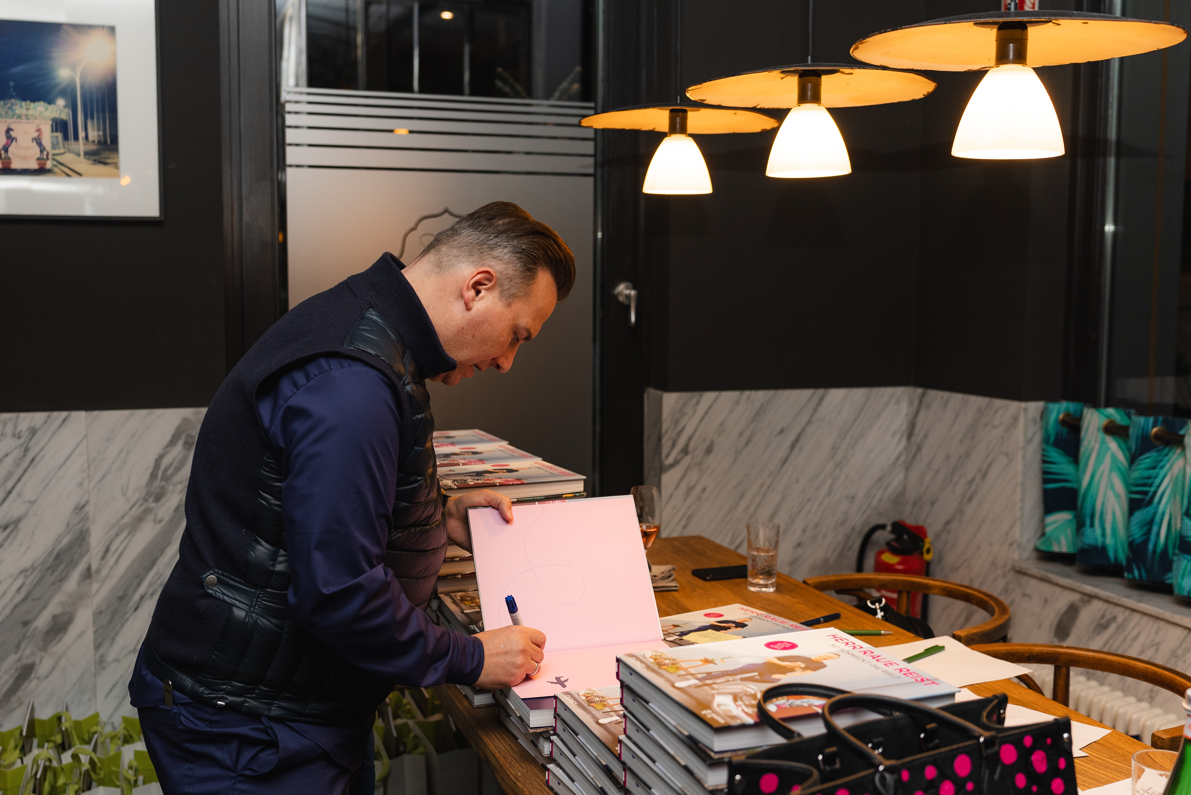 Tim Raue signiert sein Buch in der Brasserie Colette