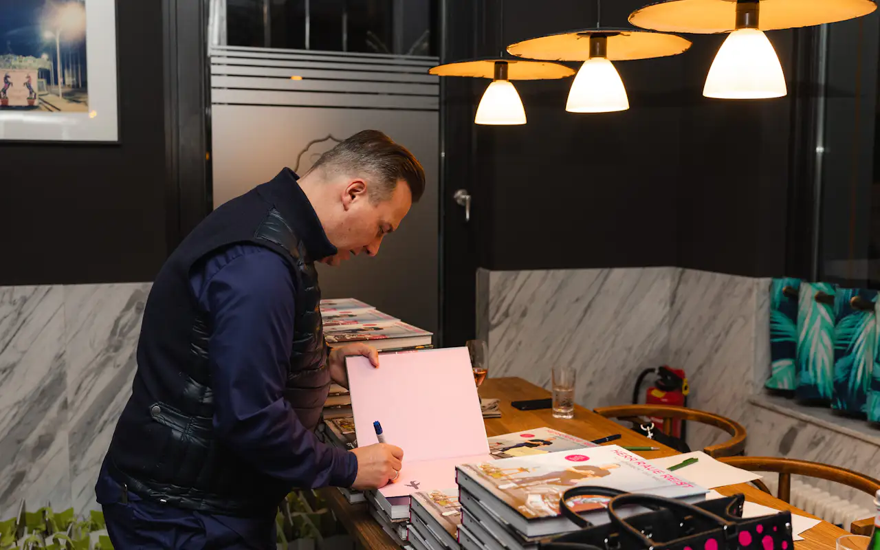 Tim Raue signiert sein Buch in der Brasserie Colette
