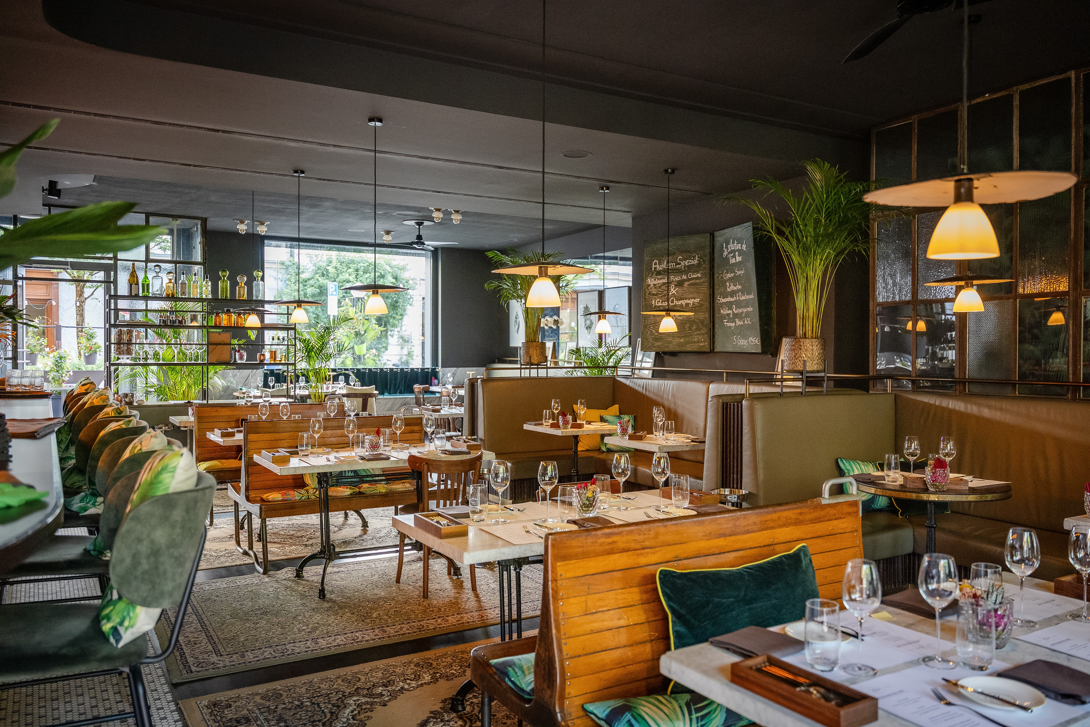 Innenansicht der Brasserie Colette in München mit gedeckten Tischen