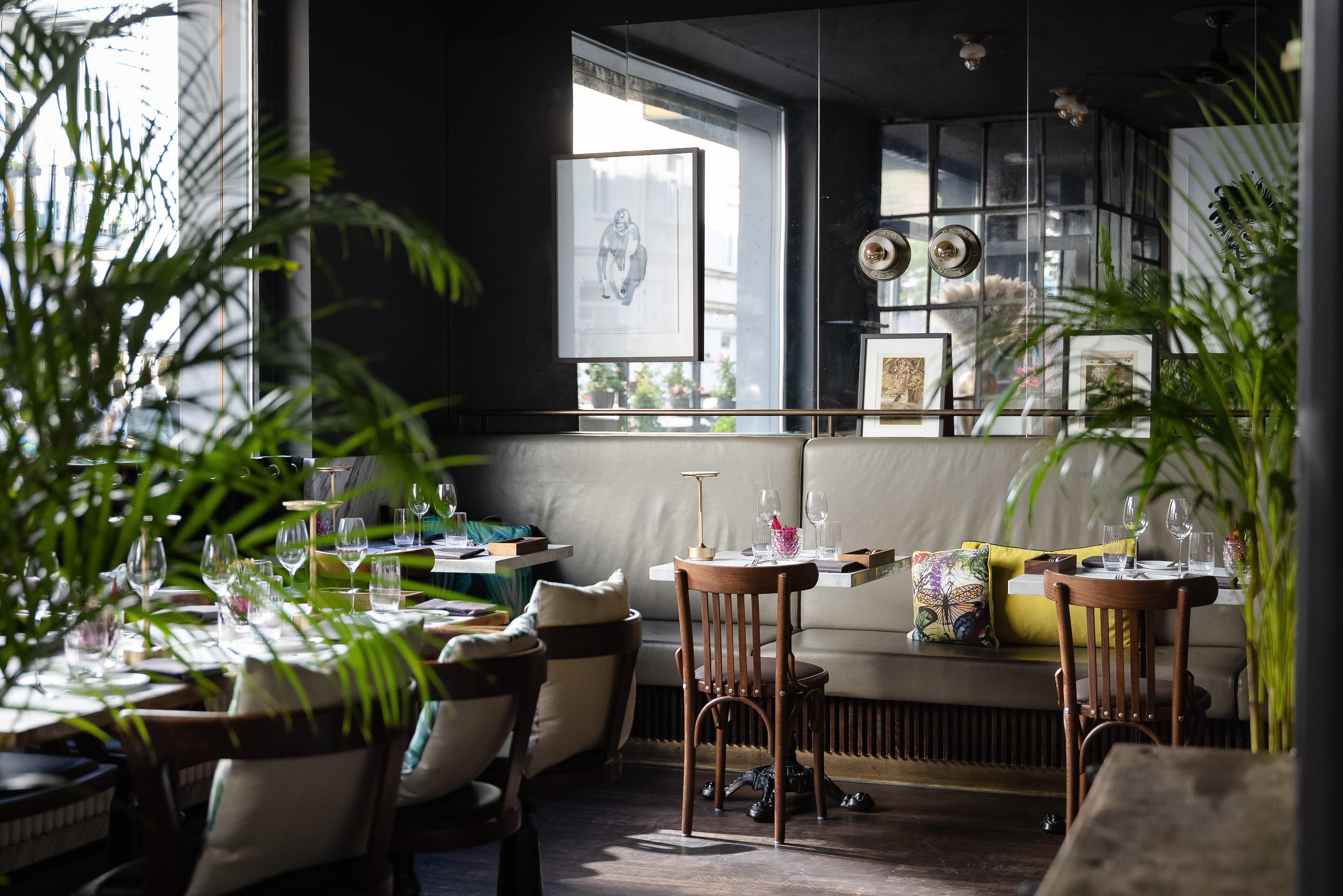 Sitzbank in der Brasserie Colette mit gedeckten Tischen im Vordergrund