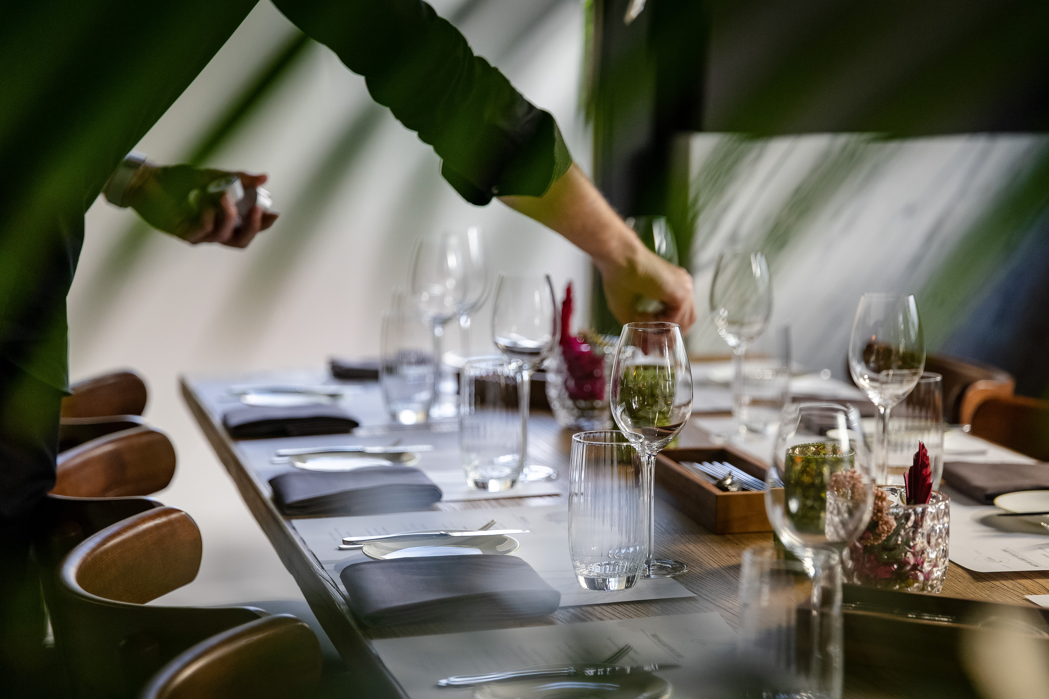Ein Kellner deckt Weingläser auf in der Brasserie Colette