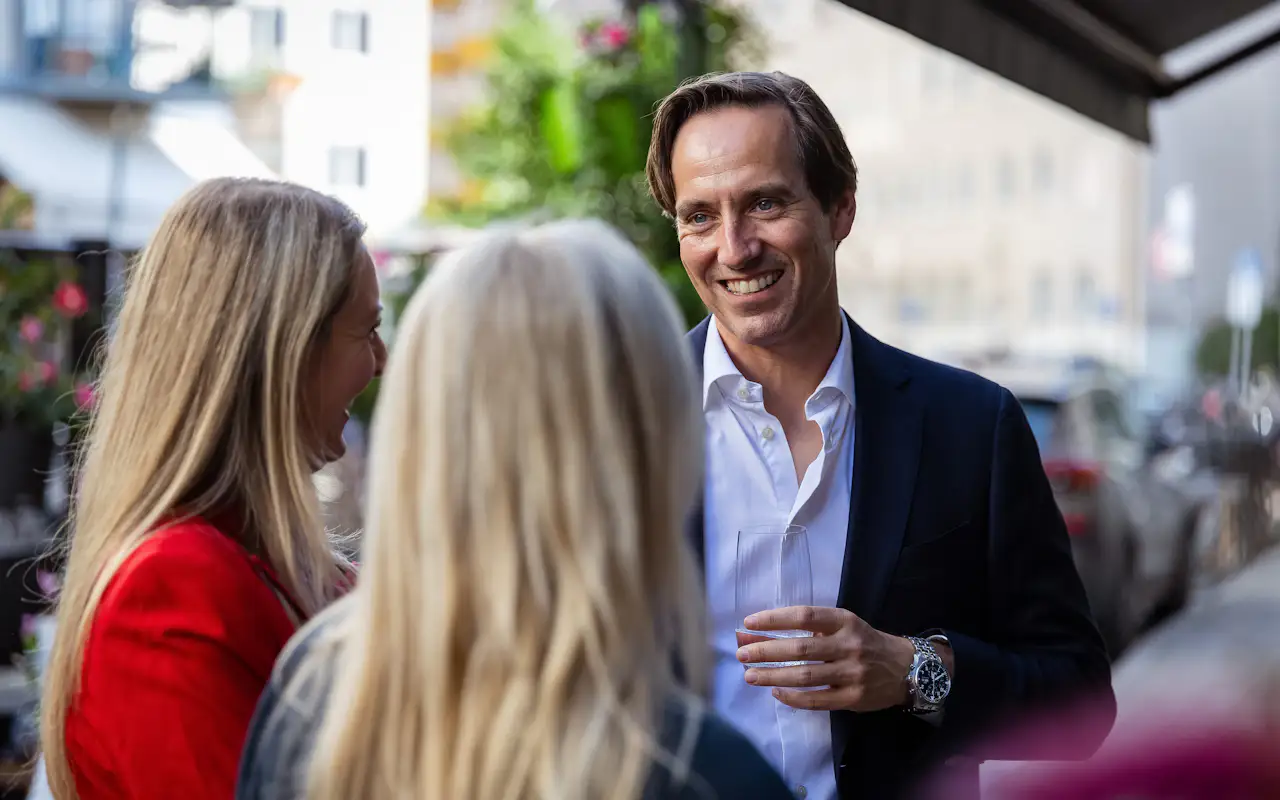 Jochen Dreissigacker vor der Brasserie Colette München
