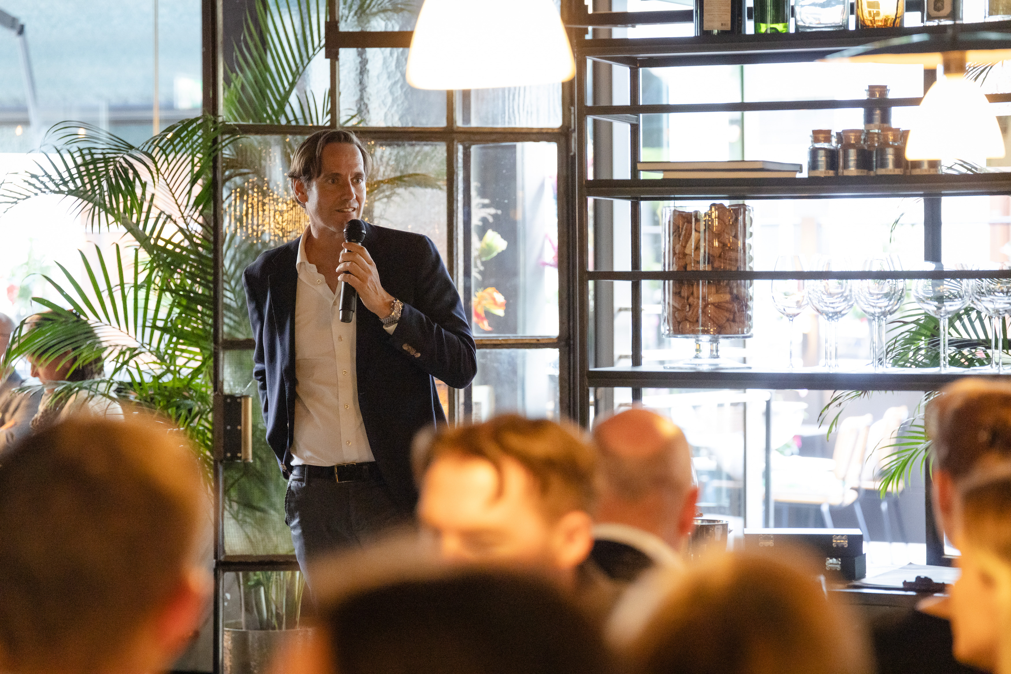 Jochen Dreissigacker hält Rede in der Brasserie Colette München