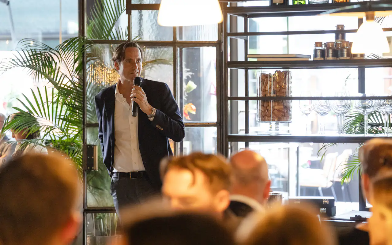 Jochen Dreissigacker hält Rede in der Brasserie Colette München