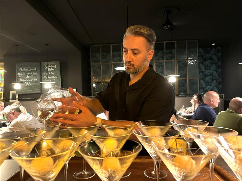 Bartender bereitet Apperitivs zu