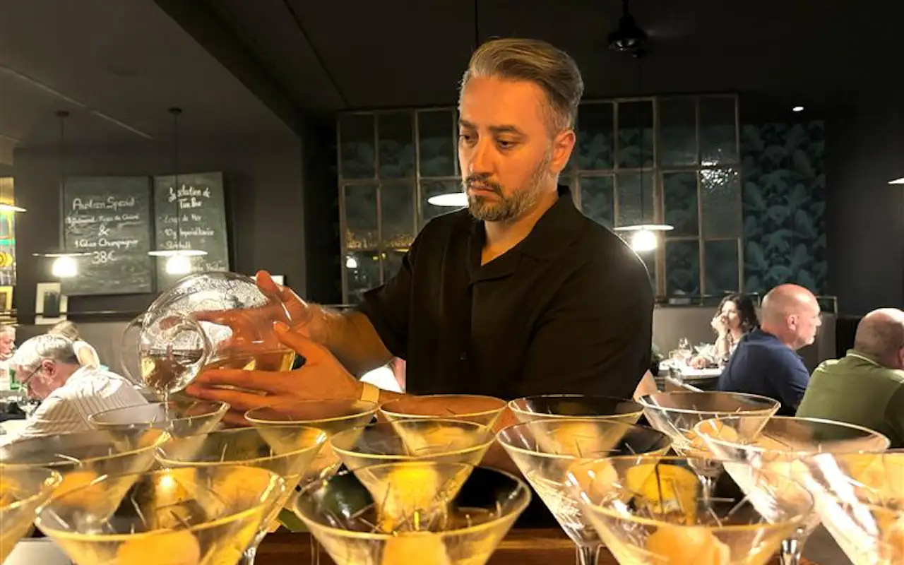 Bartender bereitet Apperitivs zu