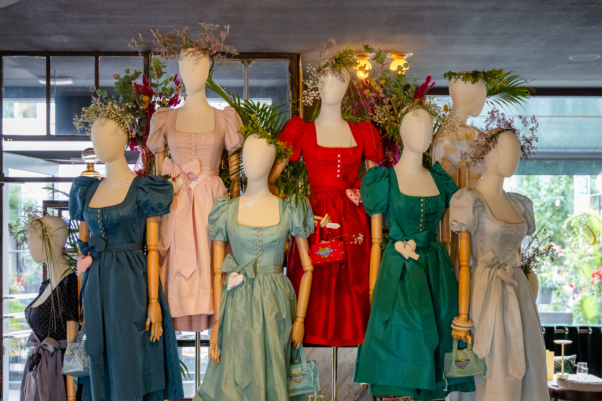 Ensemble Schatzi Dirndl in der Münchner Brasserie Colette