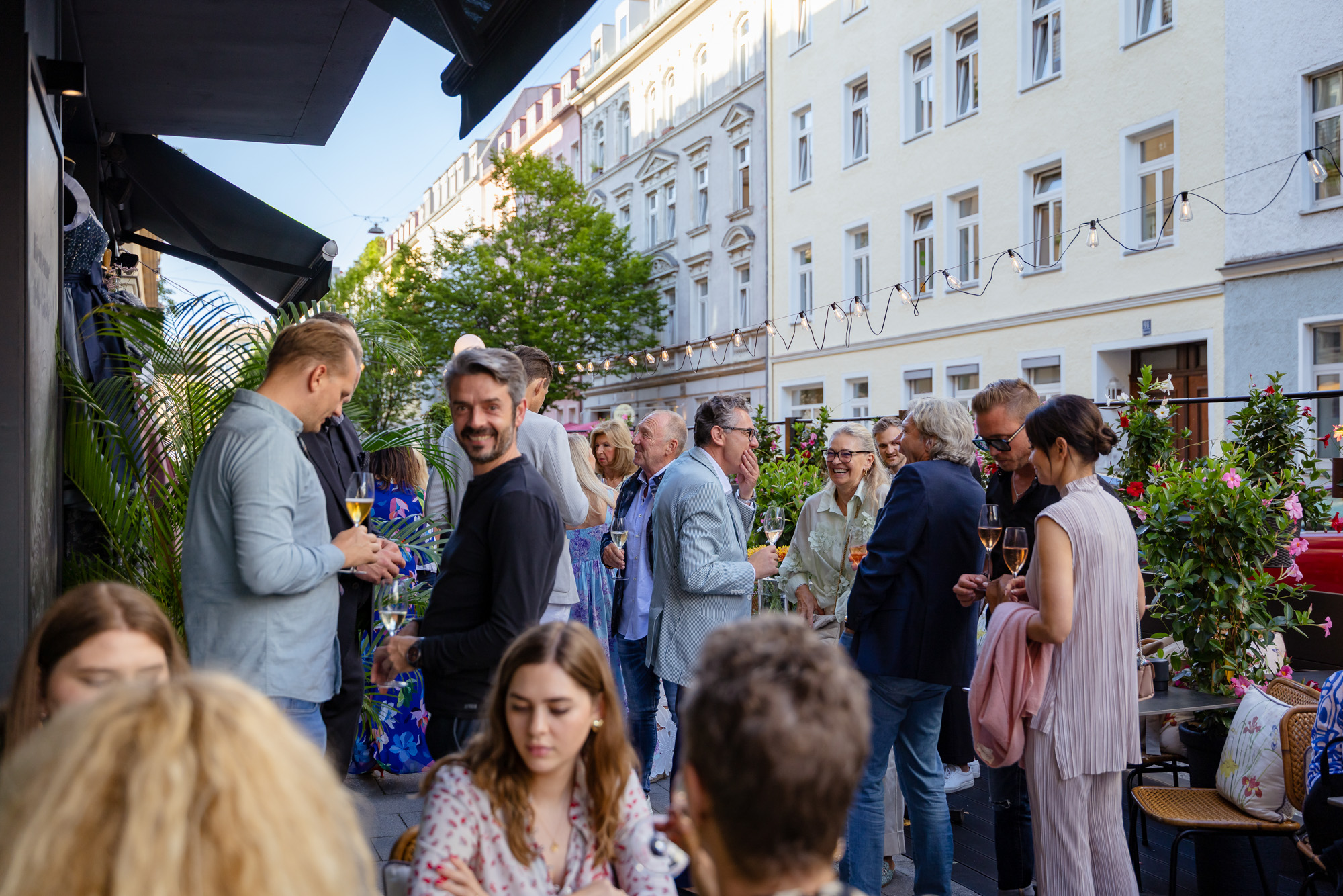 Gäste beim Event Schatzi Dirndl in der Brasserie Colette