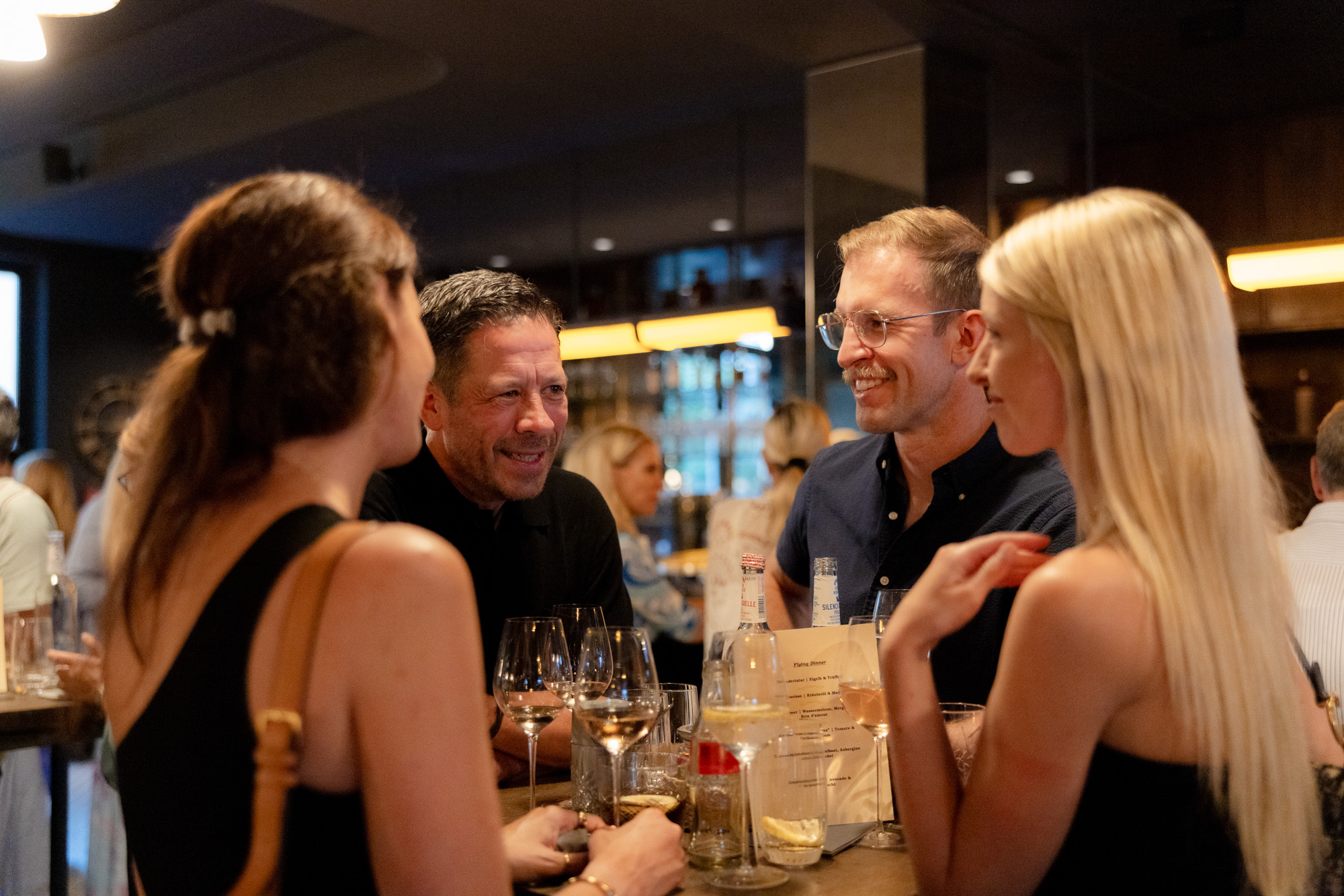 Gäste beim Event Schatzi Dirndl in der Brasserie Colette