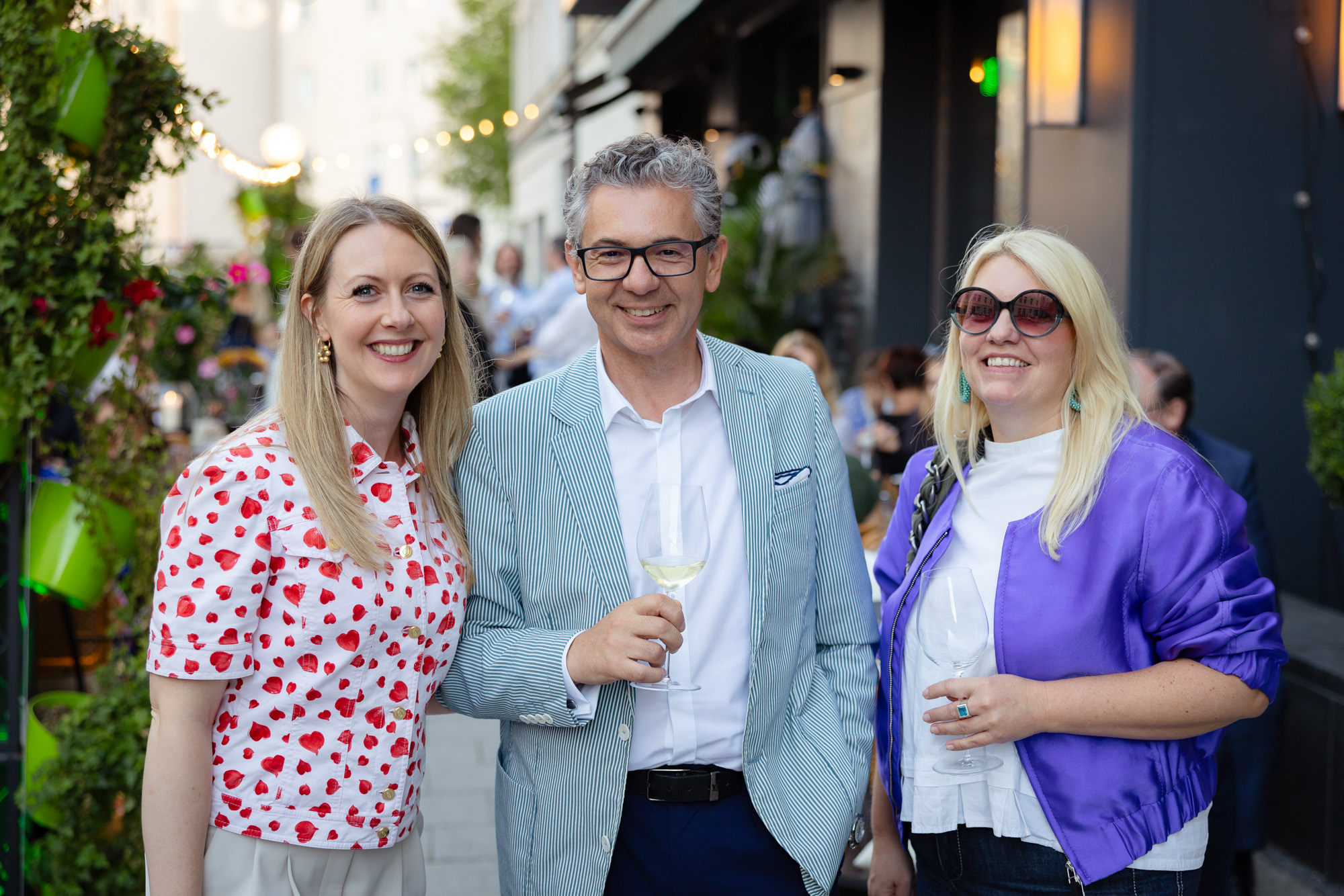 Gäste beim Event Schatzi Dirndl in der Brasserie Colette