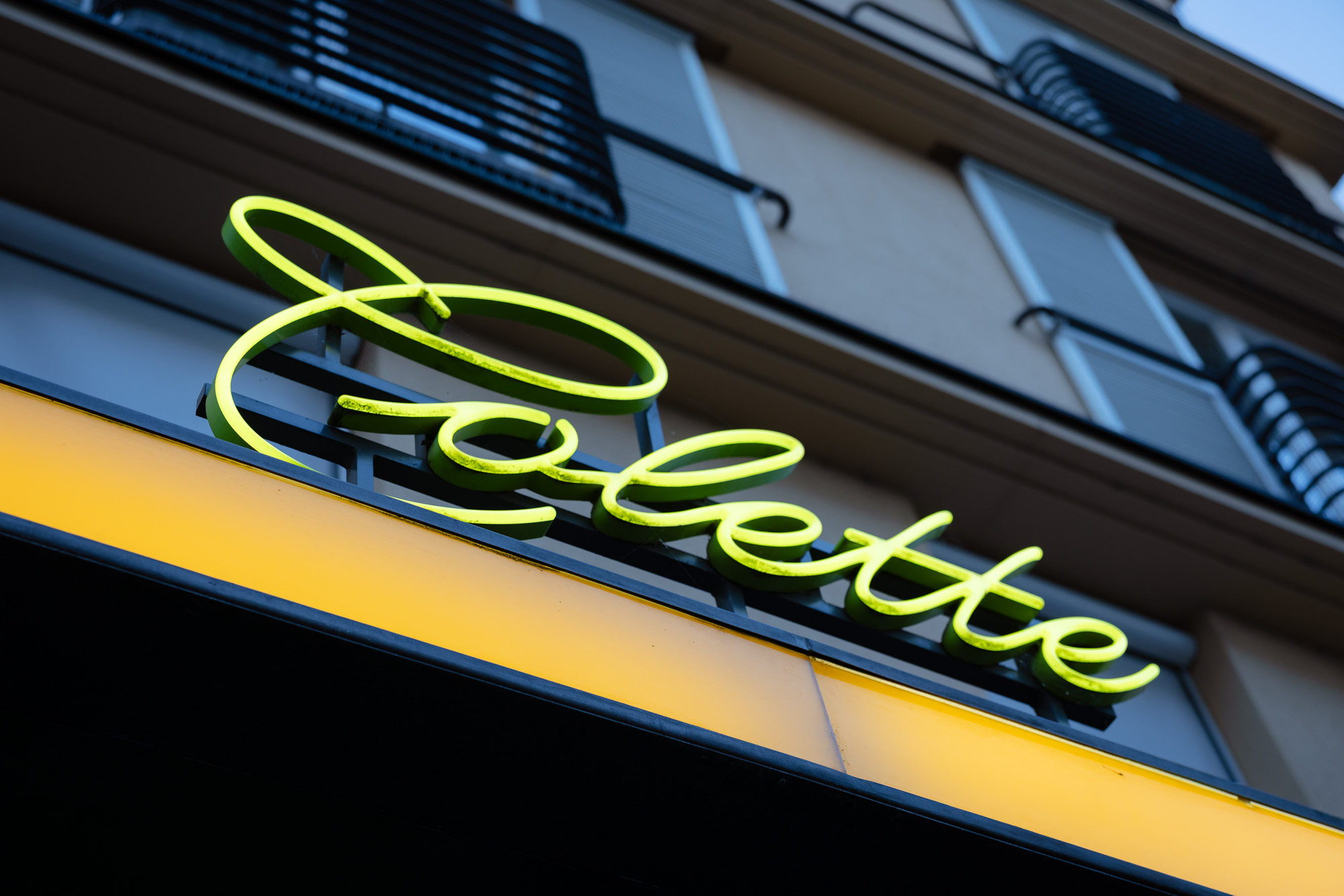 Leuchtschrift an der Fassade der Brasserie Colette München