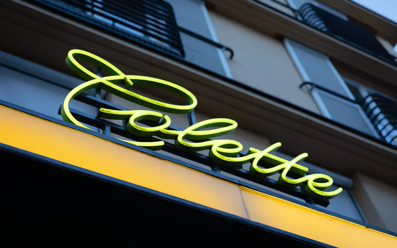 Leuchtschrift an der Fassade der Brasserie Colette München