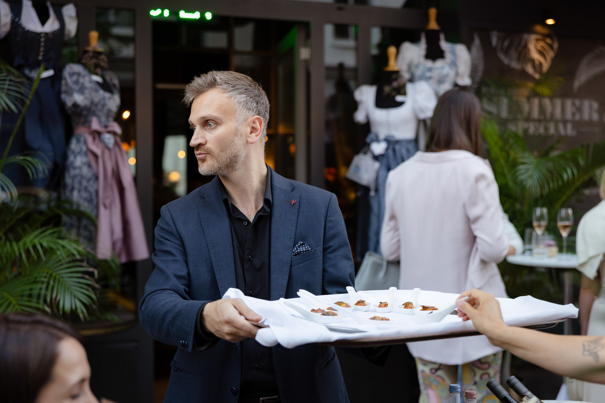 Mitarbeiter beim Event Schatzi Dirndl in der Brasserie Colette