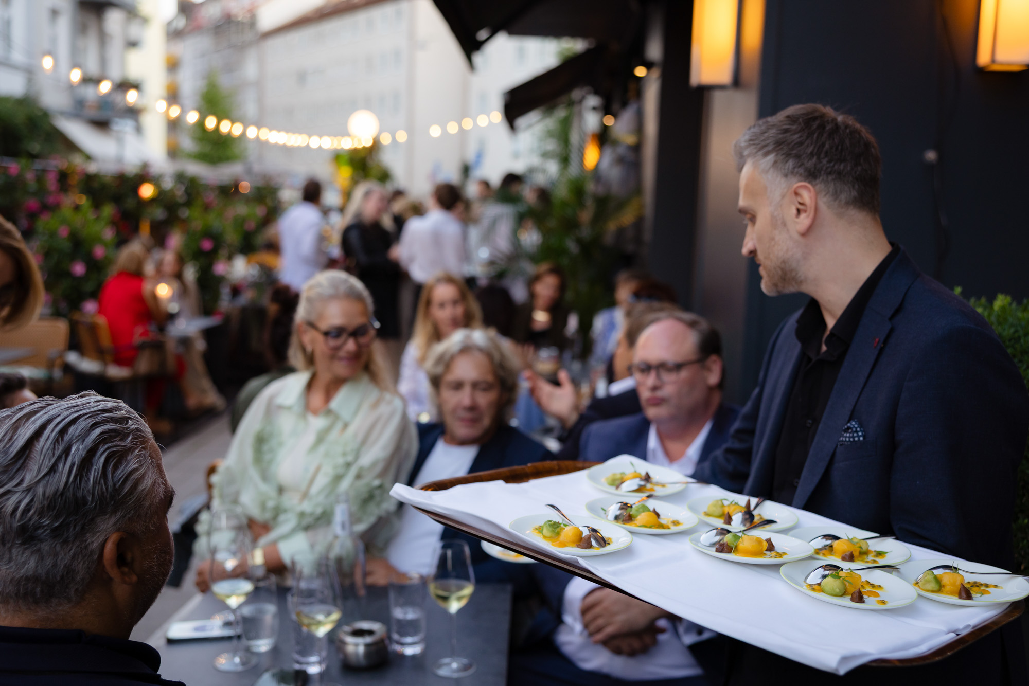 Mitarbeiter beim Event Schatzi Dirndl in der Brasserie Colette