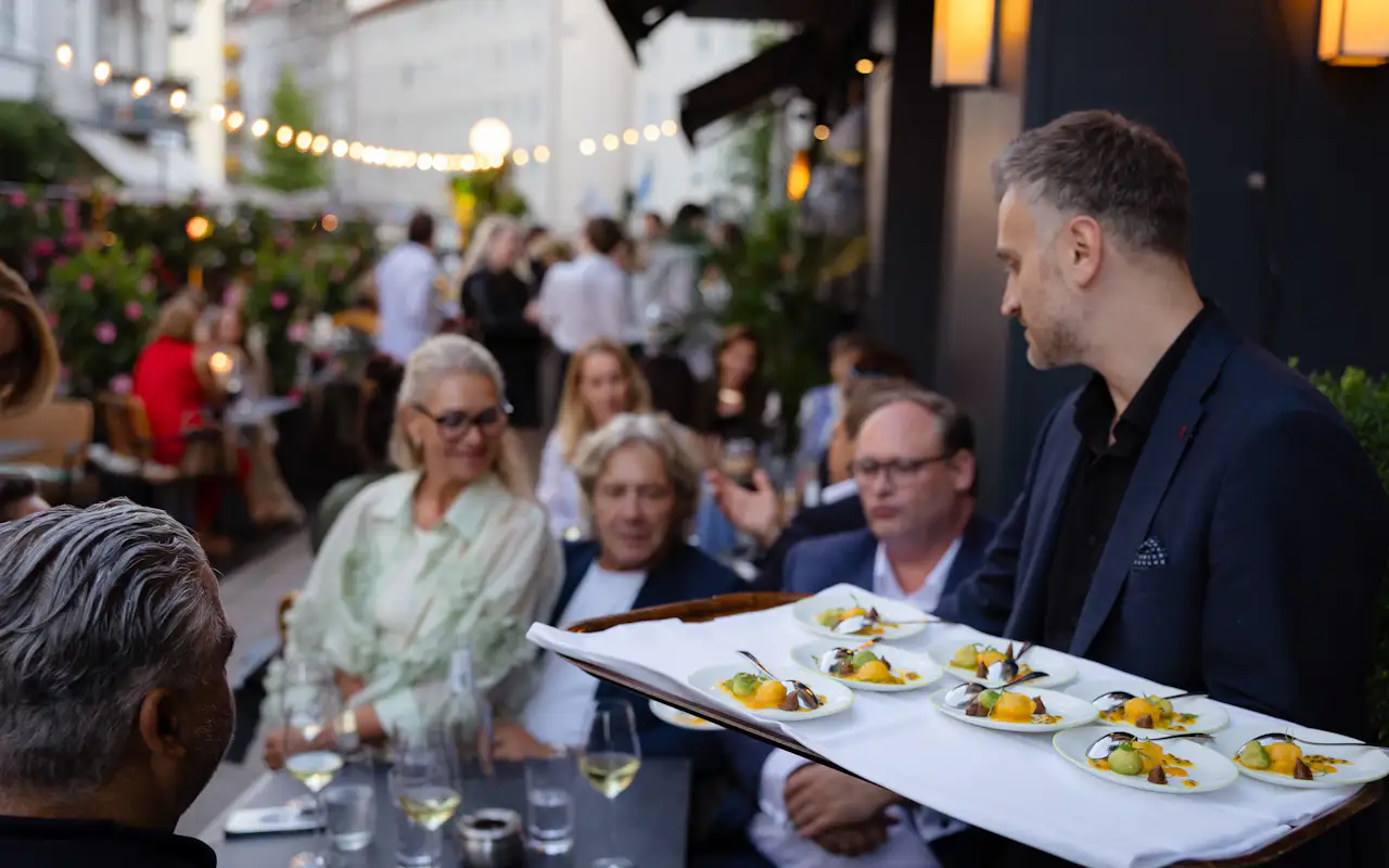 Mitarbeiter beim Event Schatzi Dirndl in der Brasserie Colette