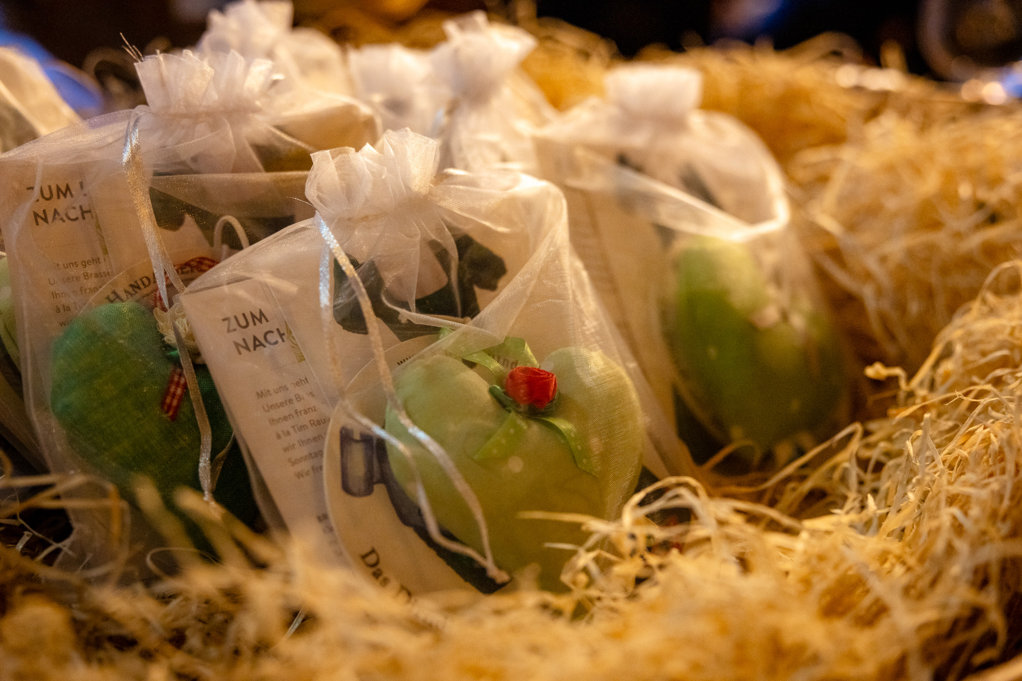 Giveaways beim Event Schatzi Dirndl in der Brasserie Colette