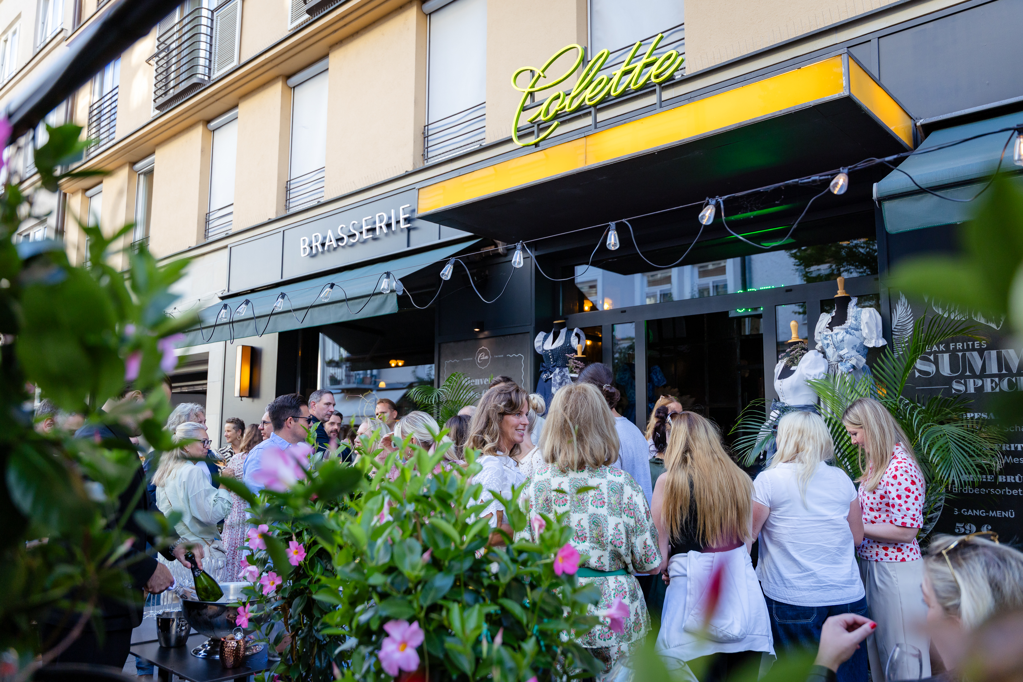 Impression beim Event Schatzi Dirndl in der Brasserie Colette