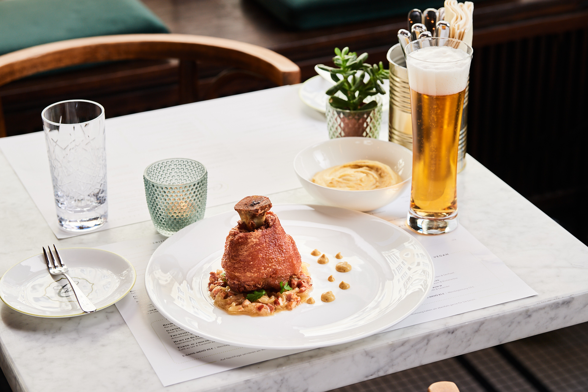 Spanferkelhaxe mit Ananaskraut