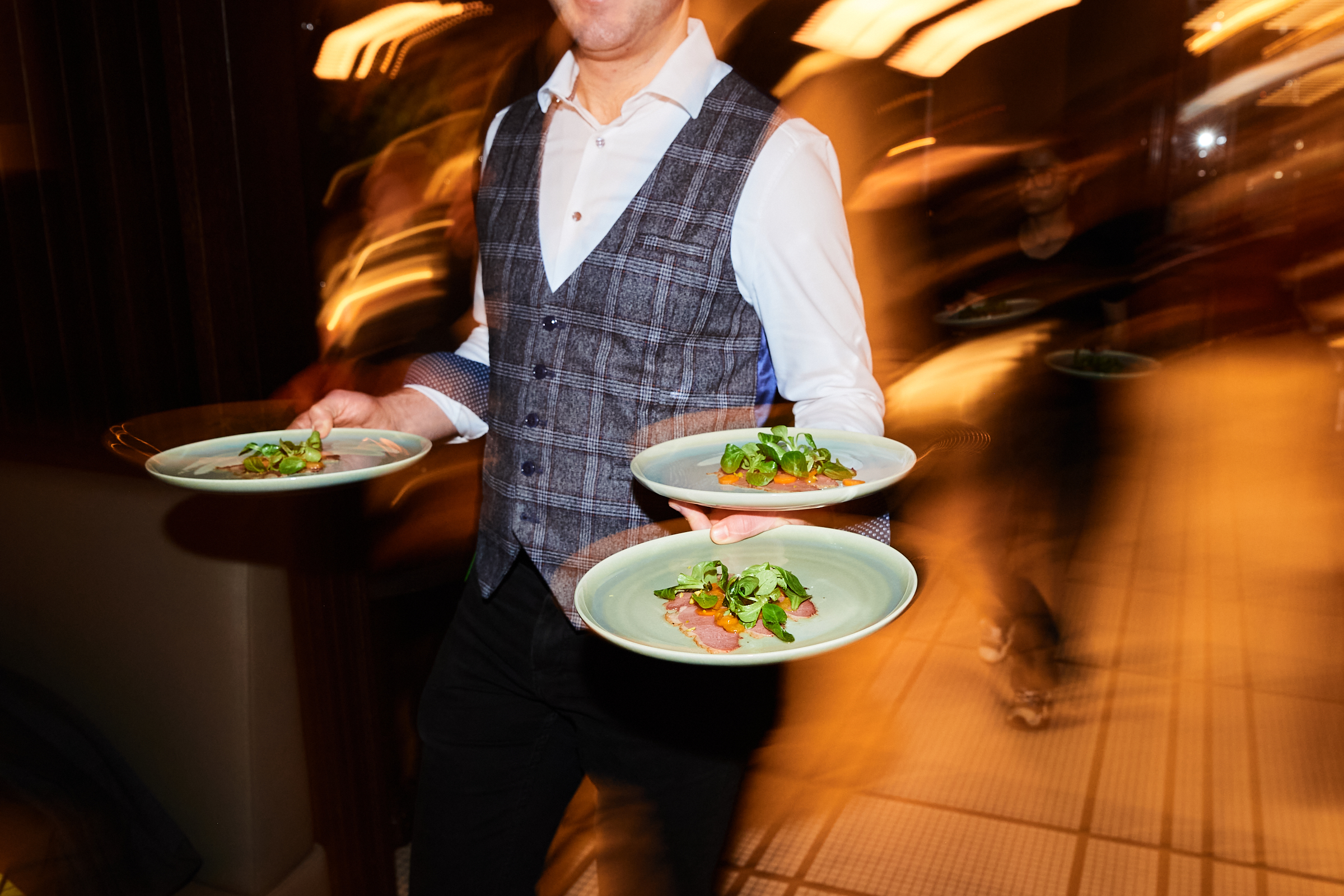 Eventlocation in Berlin - Servicekraft serviert Essen