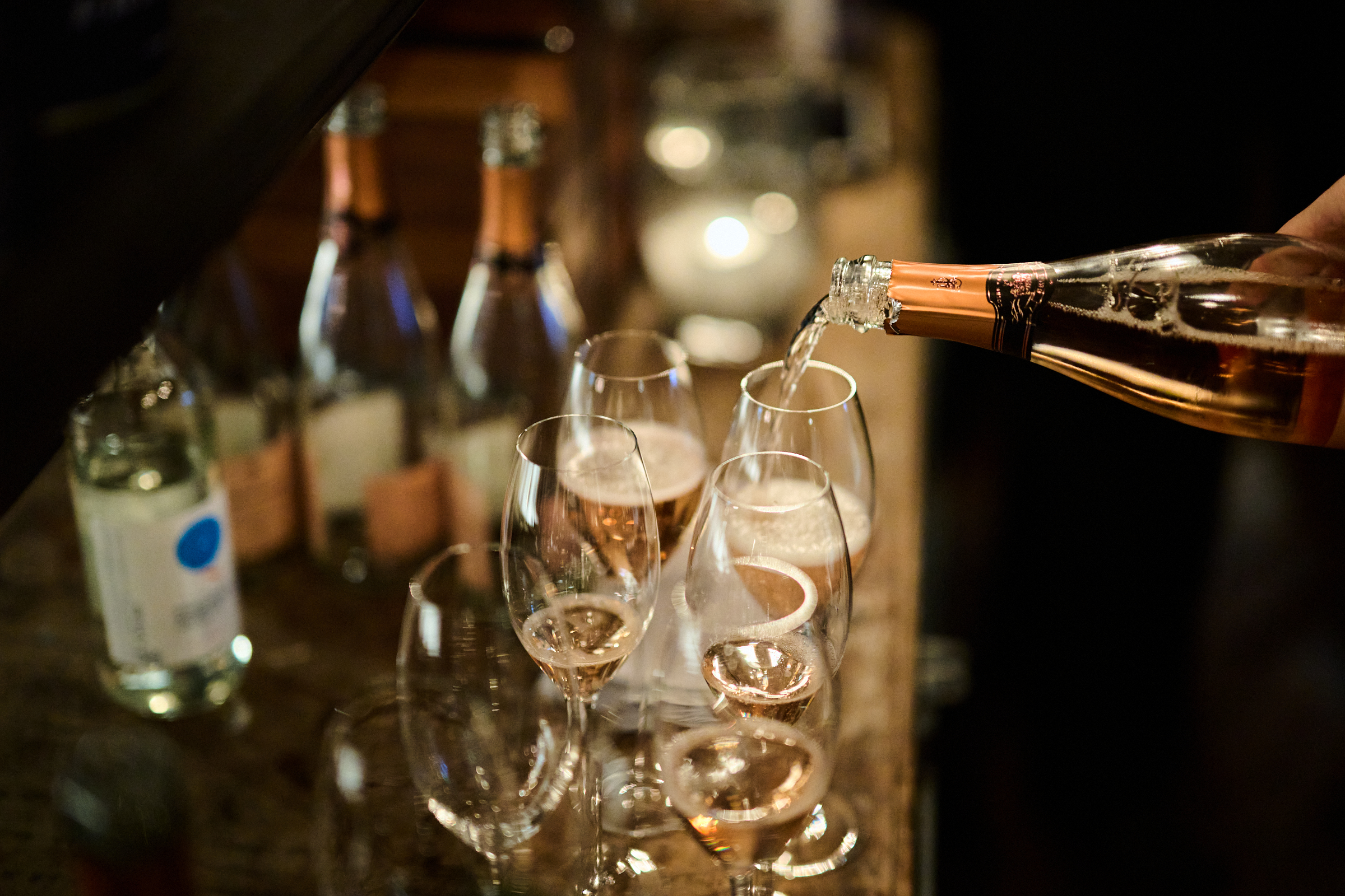 Bar-Impression: Crémant Rosé wird in Gläser eingeschänkt