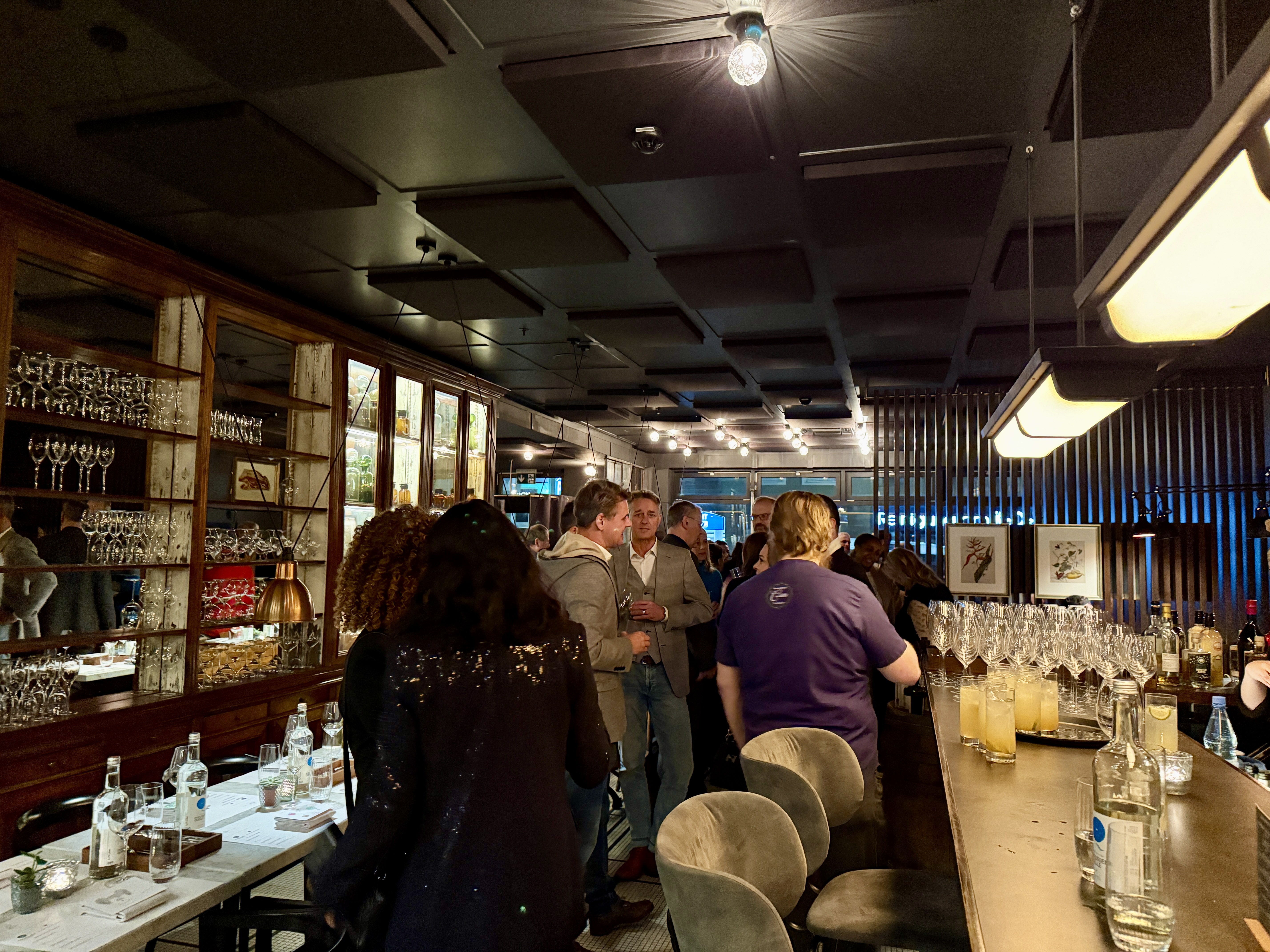 Gäste vor dem Tresen in der Berliner Brasserie Colette 