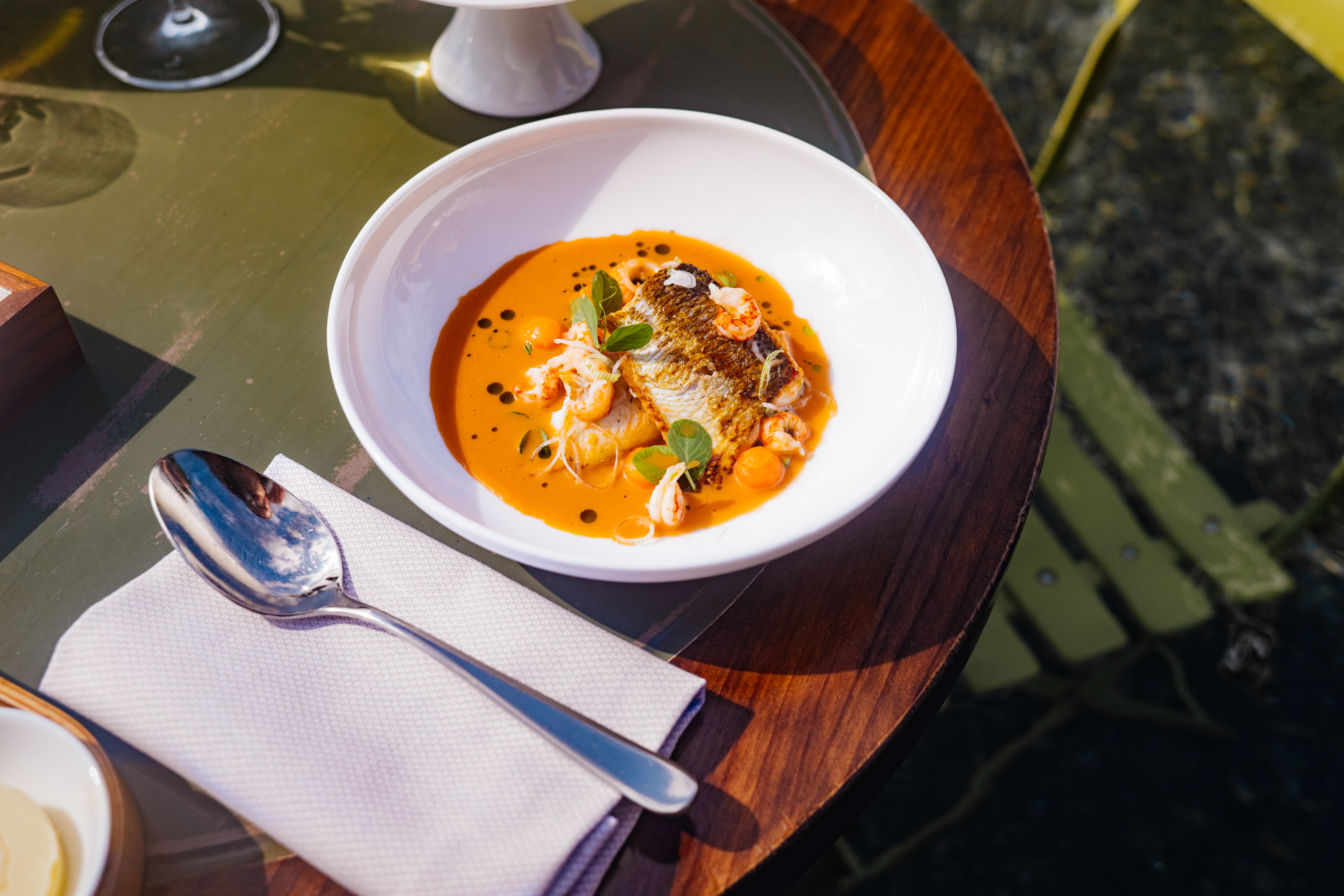 Bodensee Bouillabaisse auf Restauranttisch in der Brasserie Colette