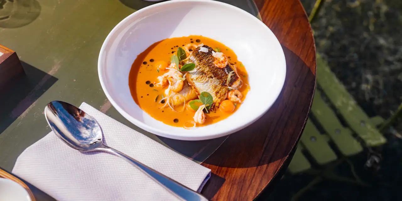 Bodensee Bouillabaisse auf Restauranttisch in der Brasserie Colette
